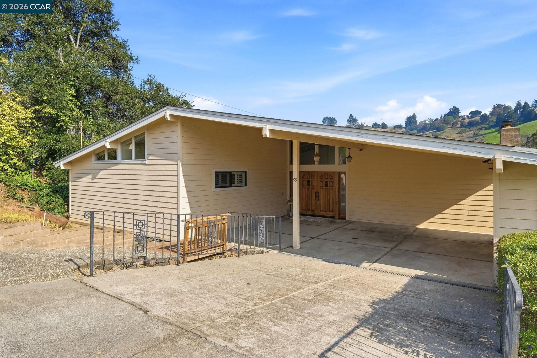 Detail Gallery Image 4 of 47 For 95 Mackie Dr, Martinez,  CA 94553 - 3 Beds | 3 Baths