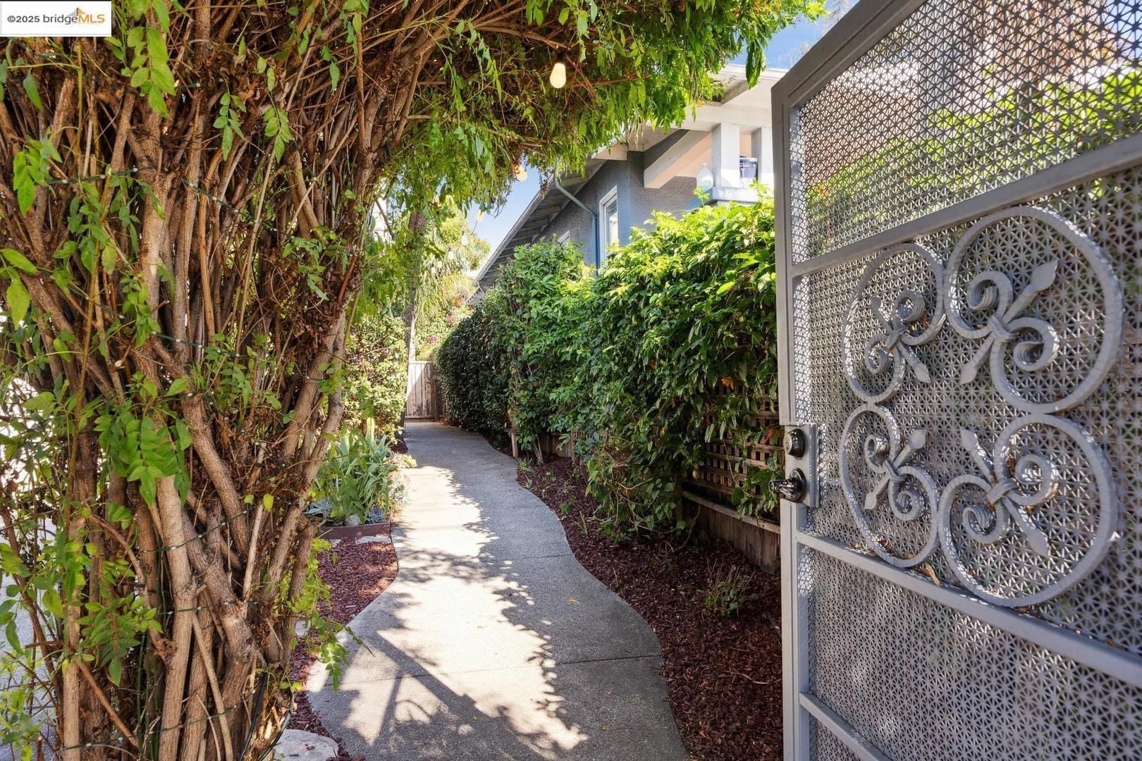 Detail Gallery Image 3 of 34 For 1028 36th St, Oakland,  CA 94608 - 3 Beds | 3 Baths