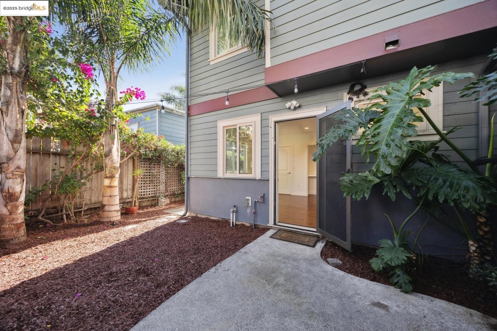 Detail Gallery Image 25 of 34 For 1028 36th St, Oakland,  CA 94608 - 3 Beds | 3 Baths