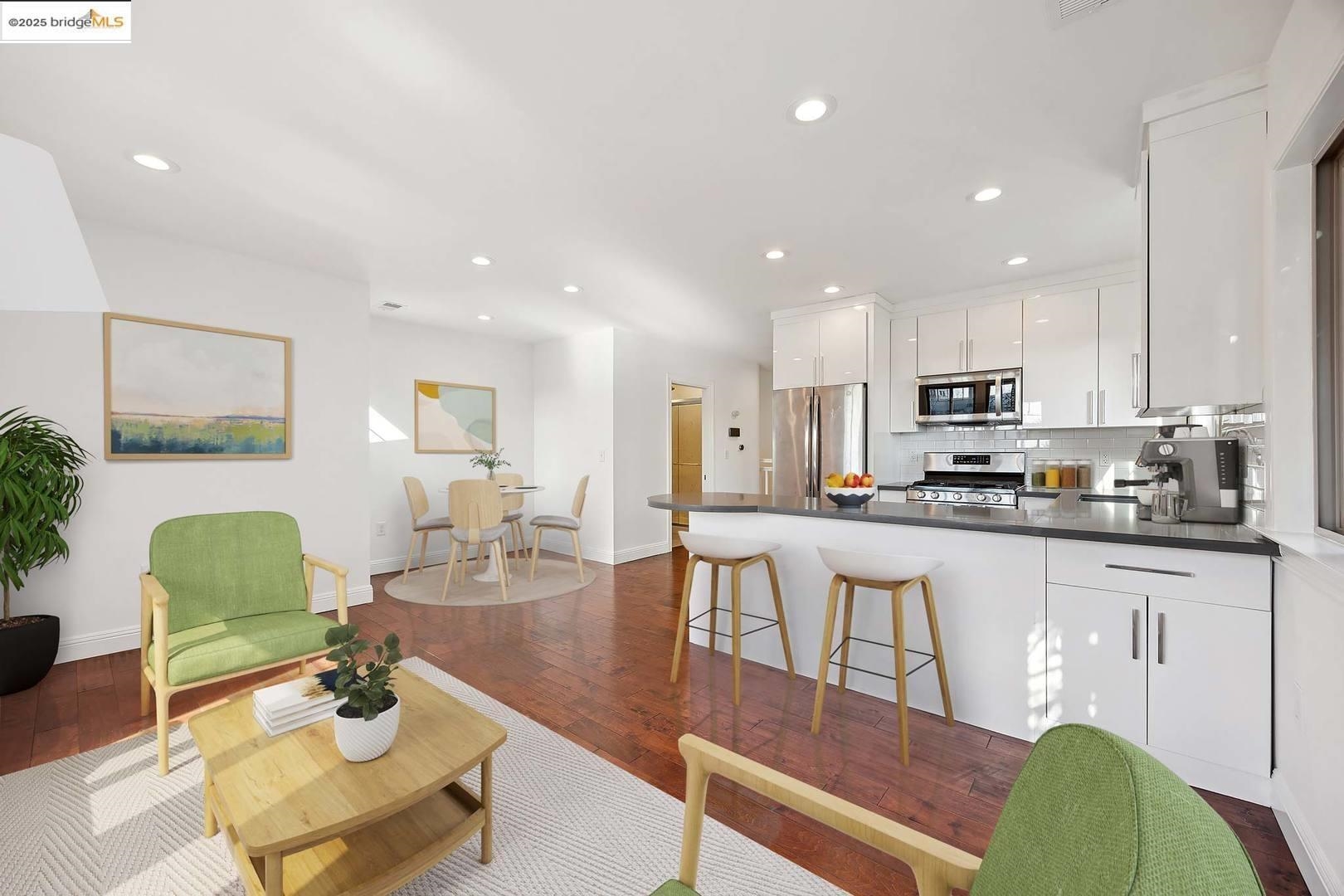 Detail Gallery Image 5 of 34 For 1028 36th St, Oakland,  CA 94608 - 3 Beds | 3 Baths