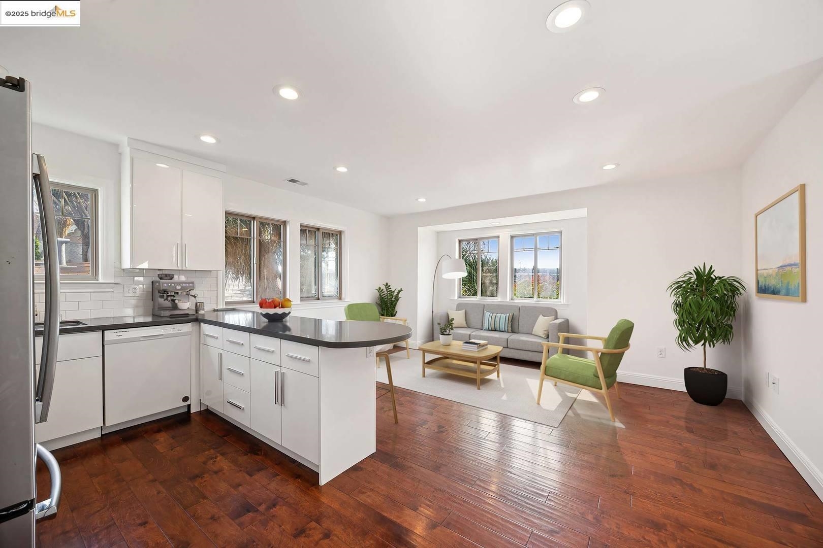 Detail Gallery Image 6 of 34 For 1028 36th St, Oakland,  CA 94608 - 3 Beds | 3 Baths