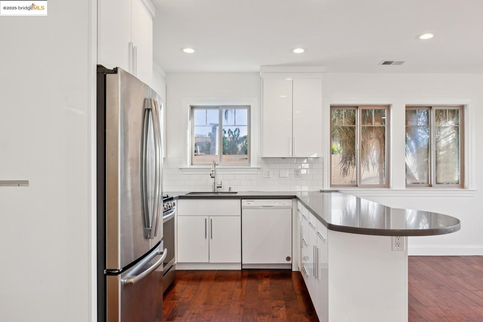 Detail Gallery Image 7 of 34 For 1028 36th St, Oakland,  CA 94608 - 3 Beds | 3 Baths