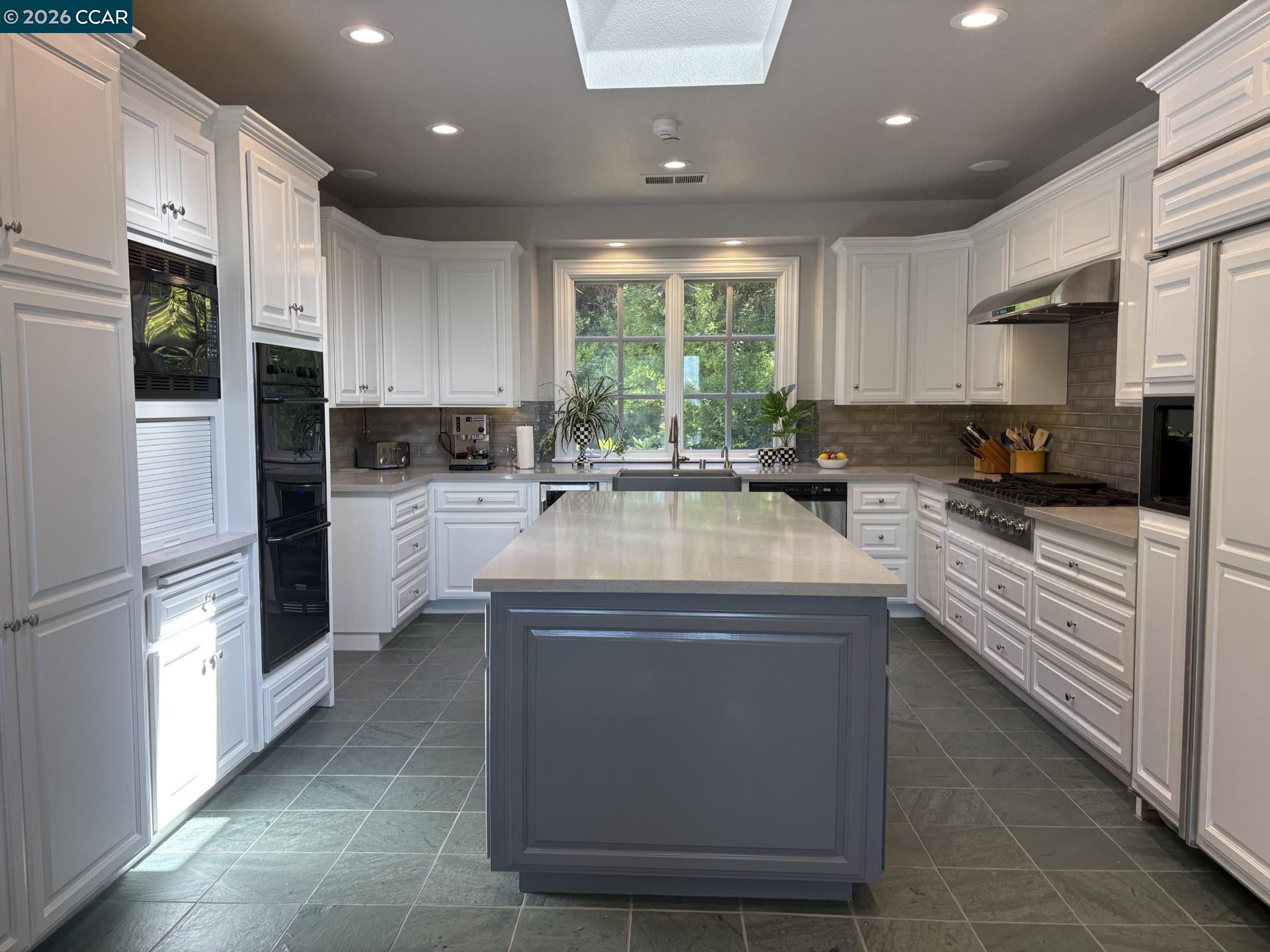 Detail Gallery Image 11 of 13 For 39 Orinda View, Orinda,  CA 94563 - 5 Beds | 3/2 Baths