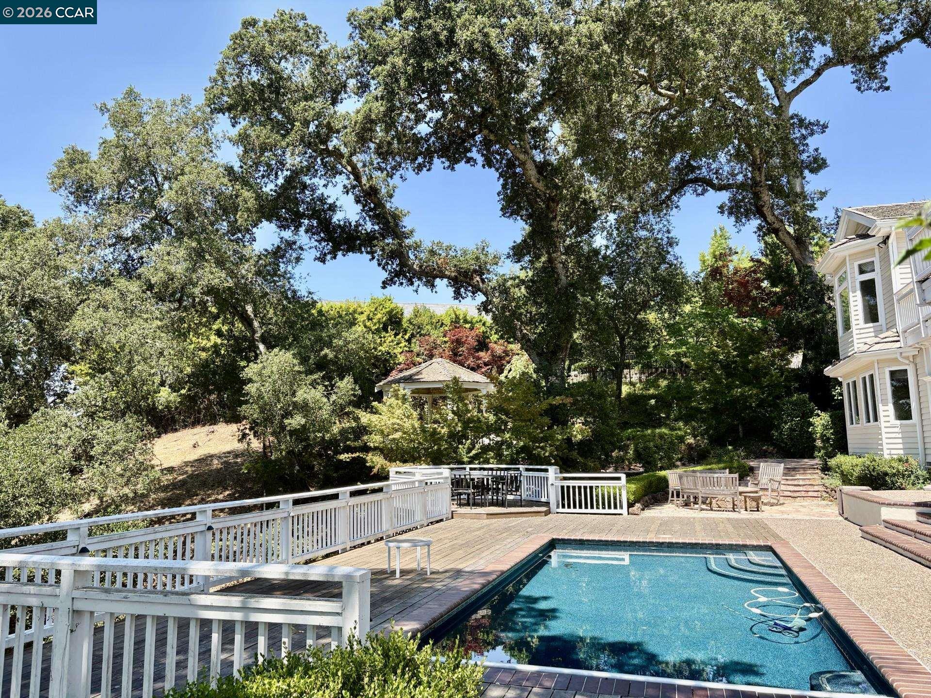 Detail Gallery Image 5 of 13 For 39 Orinda View, Orinda,  CA 94563 - 5 Beds | 3/2 Baths