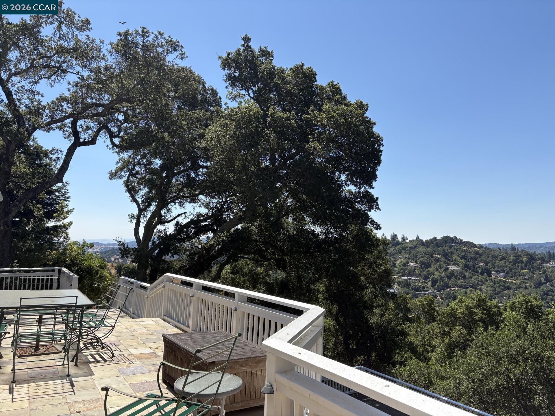 Detail Gallery Image 8 of 13 For 39 Orinda View, Orinda,  CA 94563 - 5 Beds | 3/2 Baths