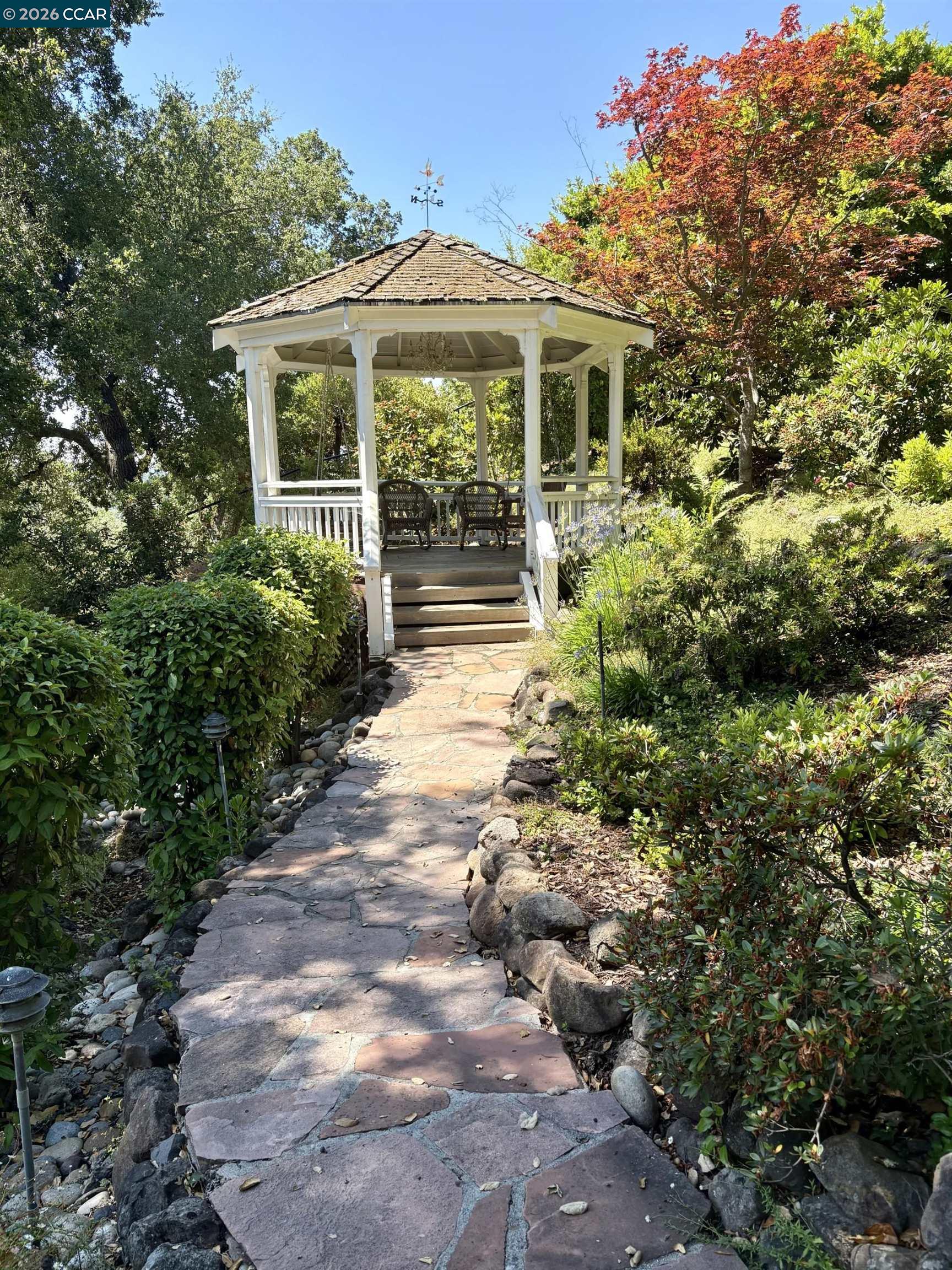 Detail Gallery Image 9 of 13 For 39 Orinda View, Orinda,  CA 94563 - 5 Beds | 3/2 Baths