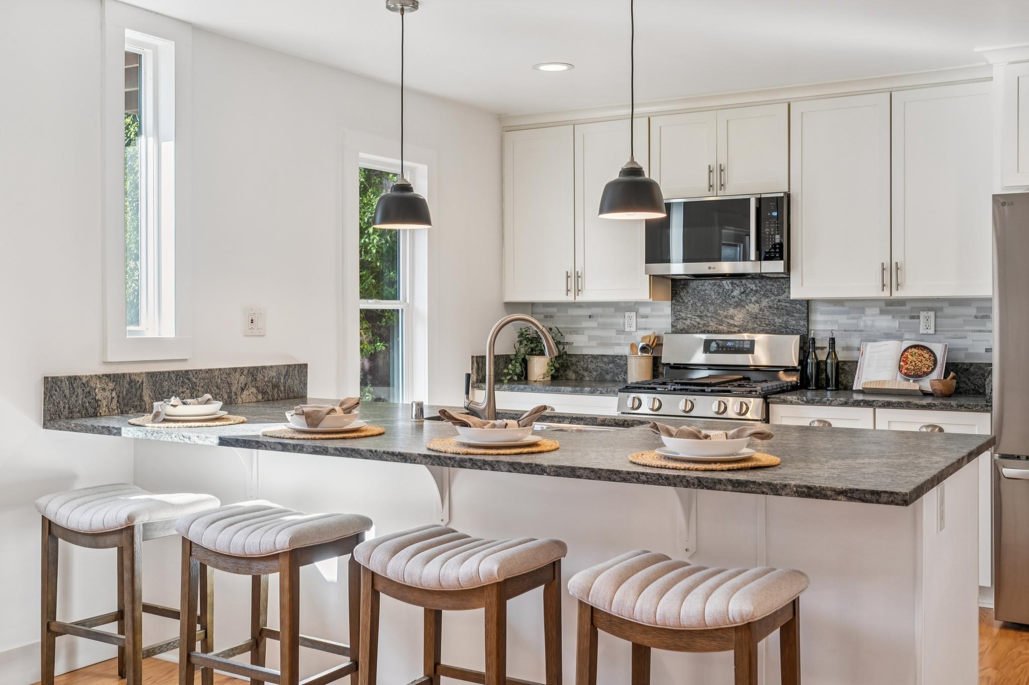 Detail Gallery Image 7 of 49 For 6507 Heather Ridge Way, Oakland,  CA 94611 - 4 Beds | 3/1 Baths