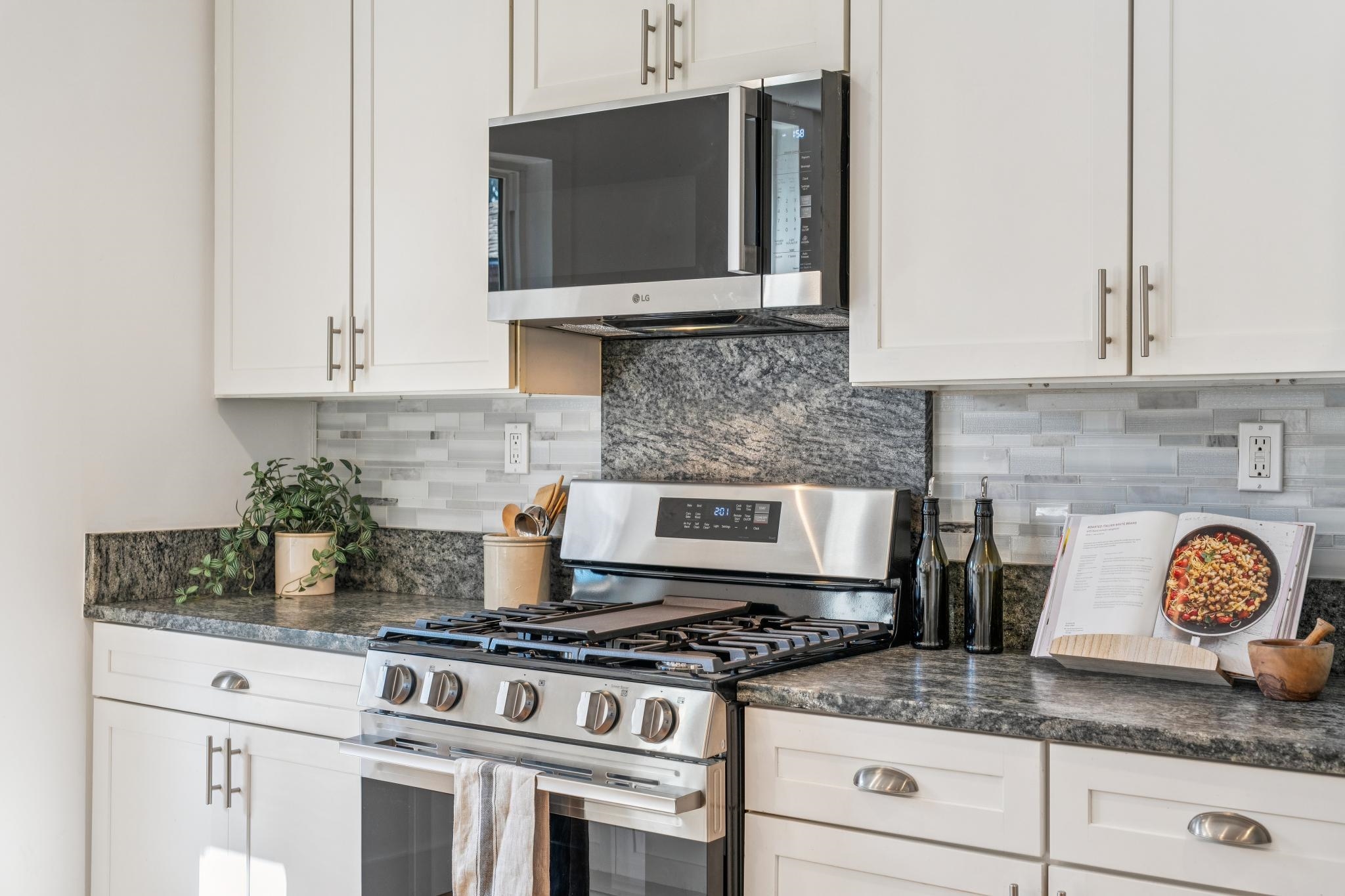 Detail Gallery Image 8 of 49 For 6507 Heather Ridge Way, Oakland,  CA 94611 - 4 Beds | 3/1 Baths