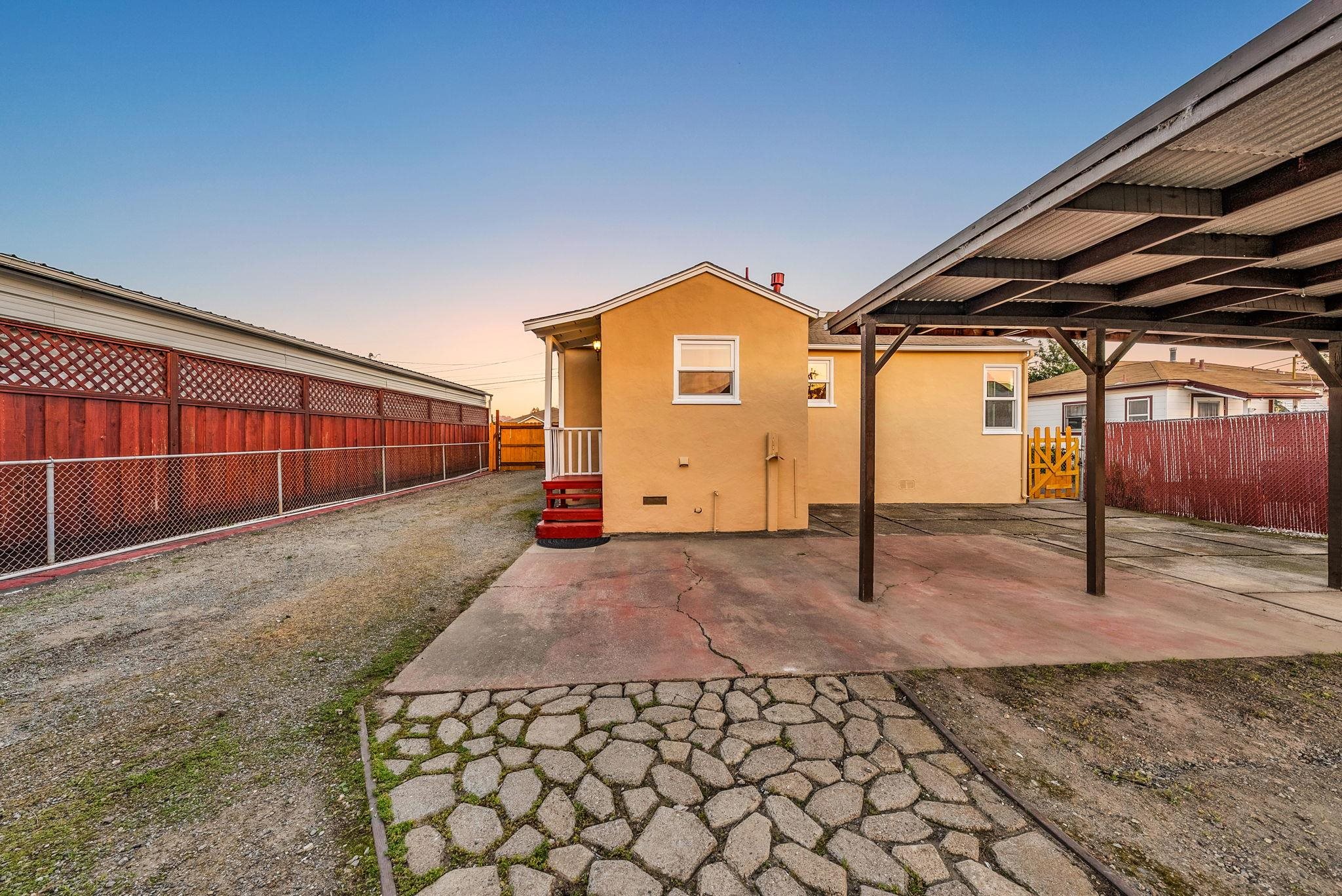 Detail Gallery Image 5 of 17 For 20911 Chester St, Castro Valley,  CA 94546 - 2 Beds | 1 Baths