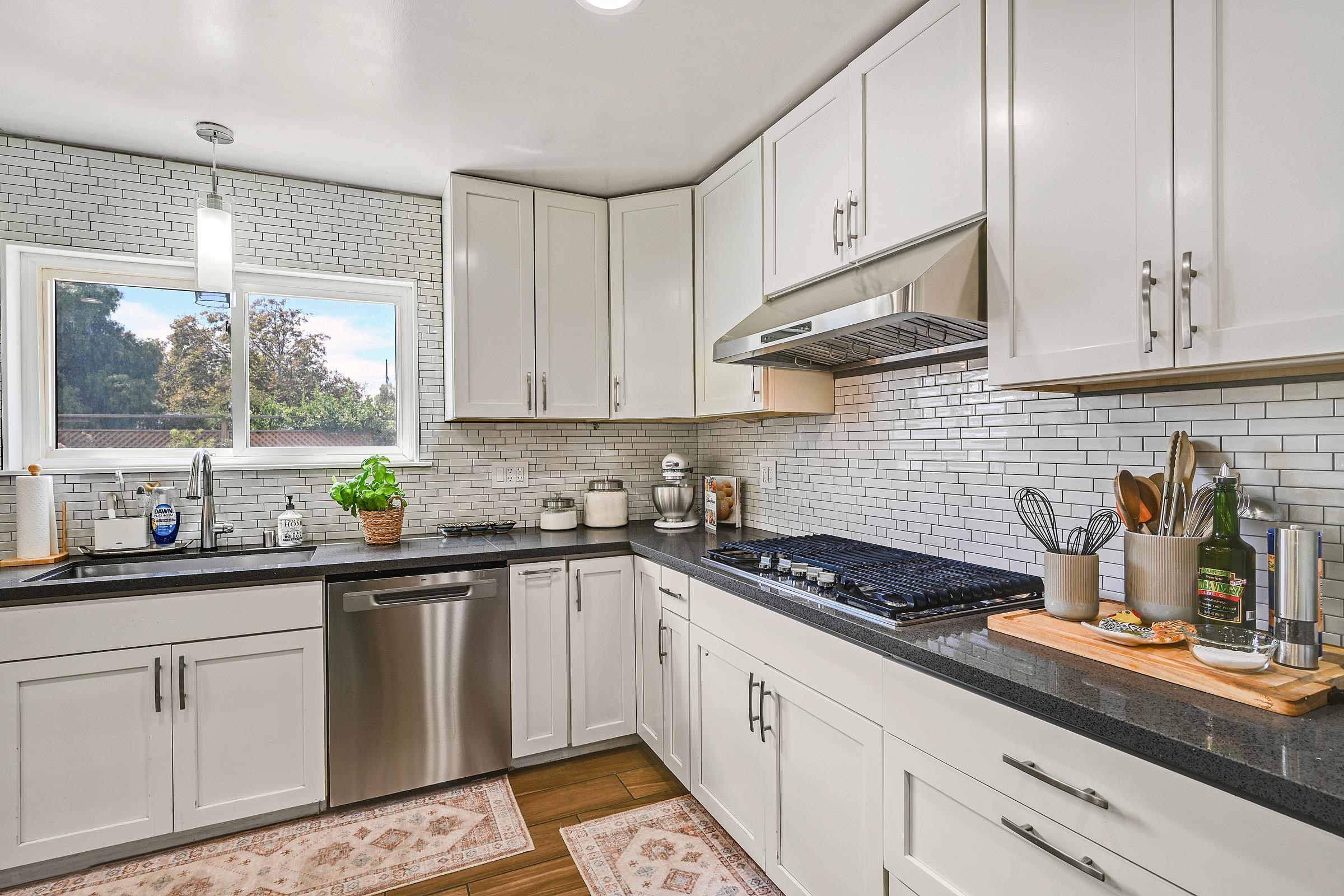 Detail Gallery Image 13 of 33 For 17779 Rainier Ave, Hayward,  CA 94541 - 4 Beds | 2 Baths