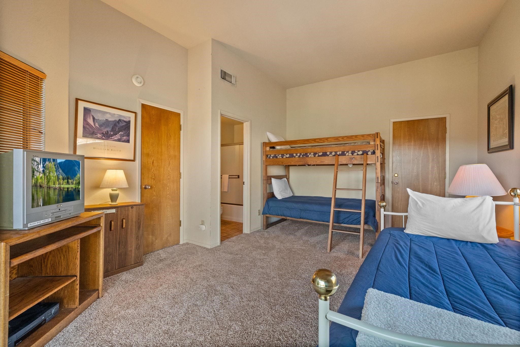 Detail Gallery Image 15 of 19 For 12757 Junipero Serra Ct #32,  Groveland,  CA 95321 - 4 Beds | 4 Baths