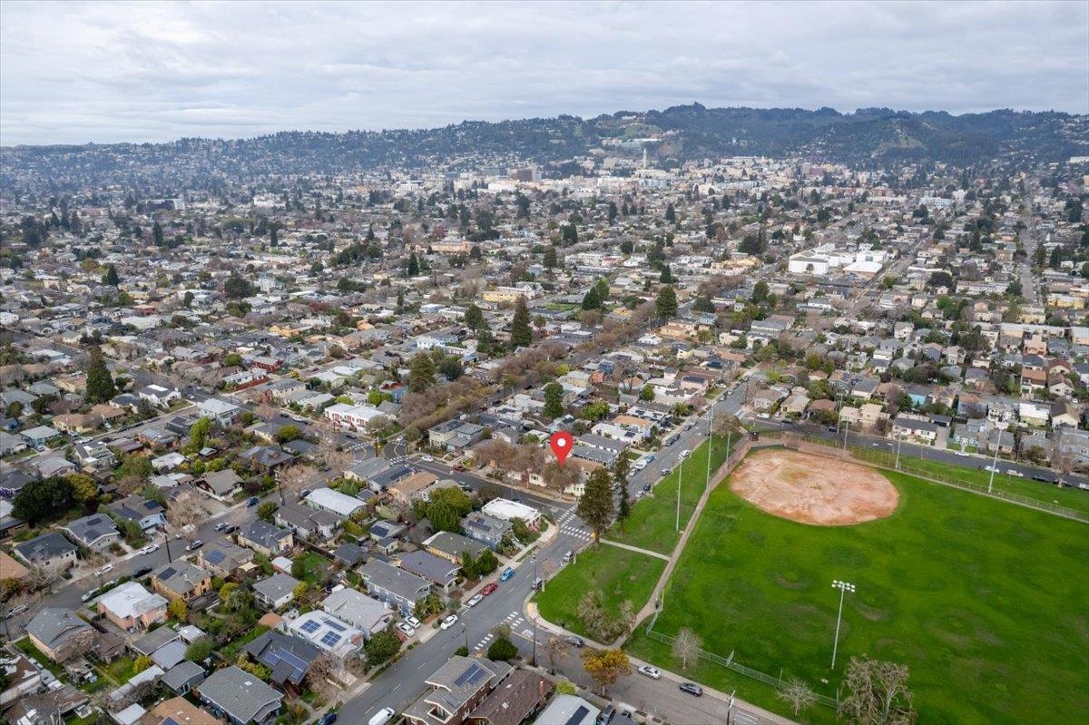 Detail Gallery Image 11 of 60 For 2717 Mabel St, Berkeley,  CA 94702 - 4 Beds | 3 Baths