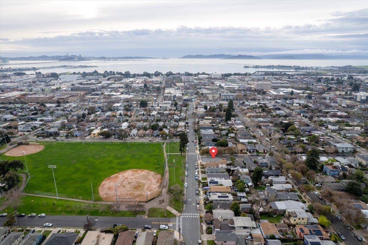 Detail Gallery Image 9 of 60 For 2717 Mabel St, Berkeley,  CA 94702 - 4 Beds | 3 Baths