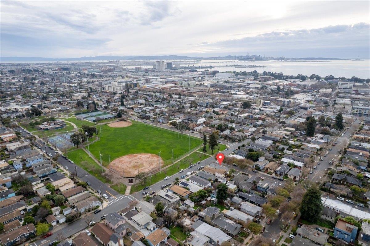 Detail Gallery Image 10 of 60 For 2717 Mabel St, Berkeley,  CA 94702 - 4 Beds | 3 Baths