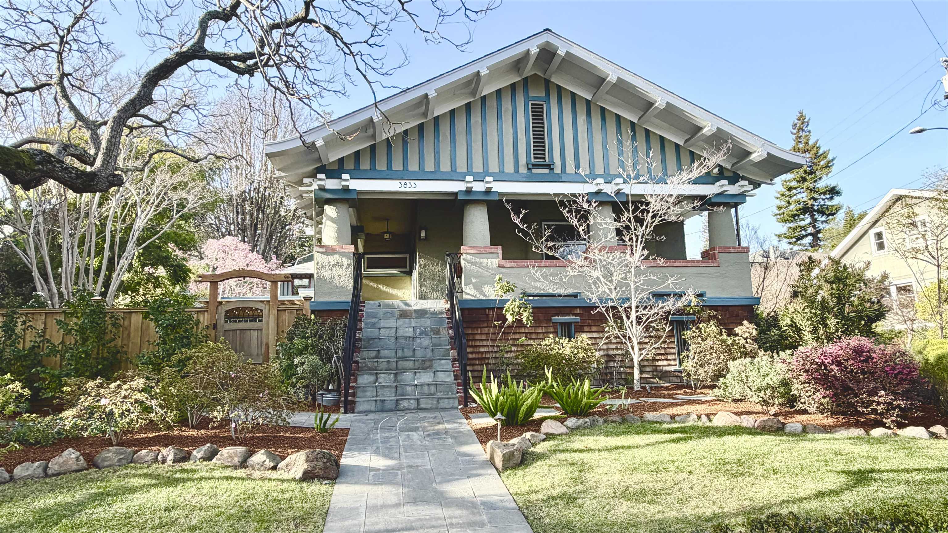 Detail Gallery Image 2 of 60 For 3833 Lakeshore Ave, Oakland,  CA 94610 - 5 Beds | 3/1 Baths