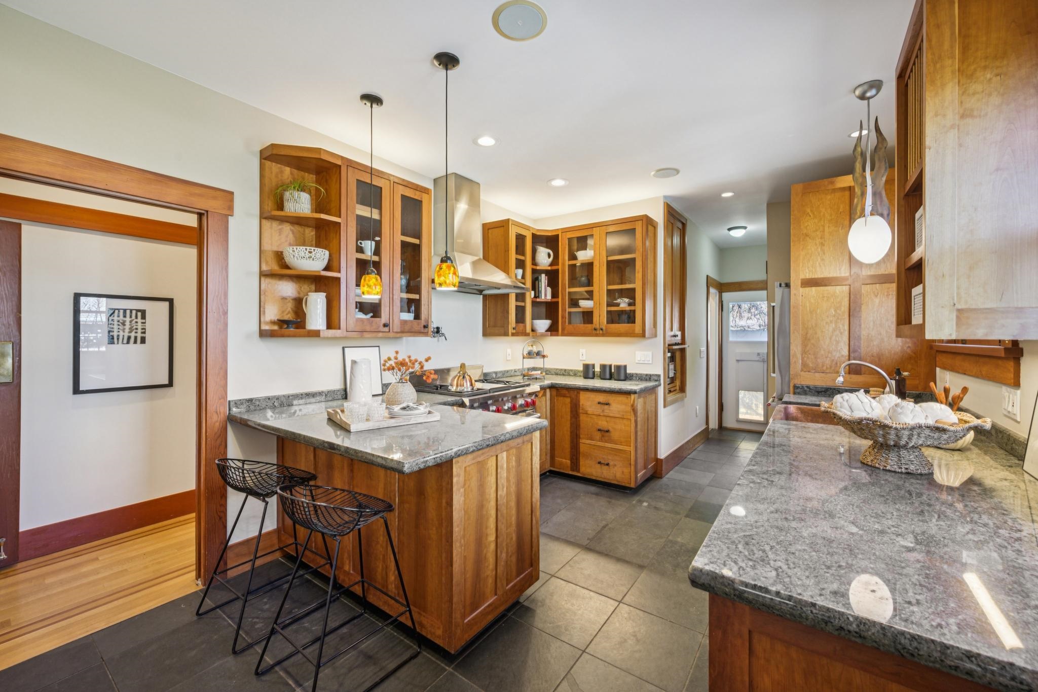 Detail Gallery Image 16 of 60 For 3833 Lakeshore Ave, Oakland,  CA 94610 - 5 Beds | 3/1 Baths