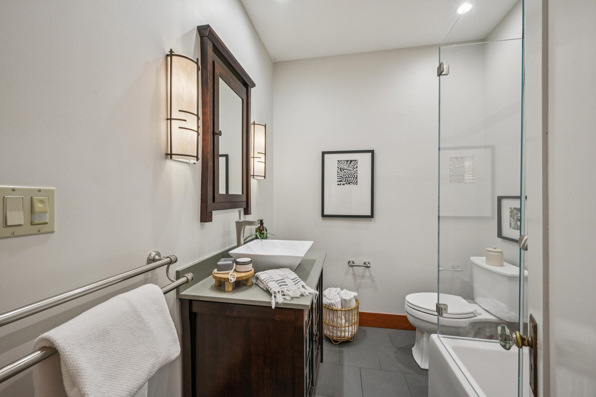 Detail Gallery Image 25 of 60 For 3833 Lakeshore Ave, Oakland,  CA 94610 - 5 Beds | 3/1 Baths