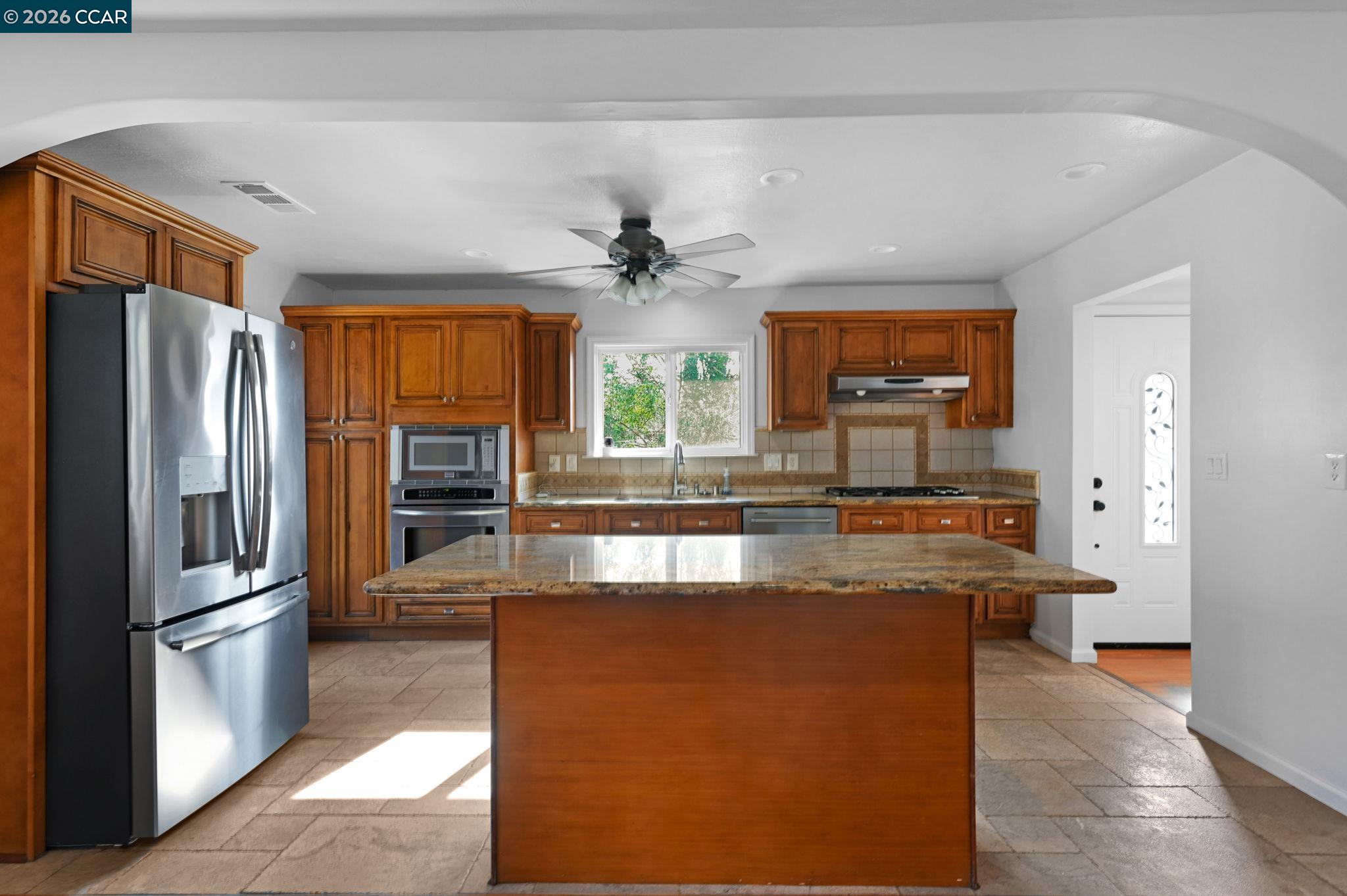 Detail Gallery Image 4 of 29 For 1921 Gilly Lane, Concord,  CA 94518 - 3 Beds | 2/1 Baths