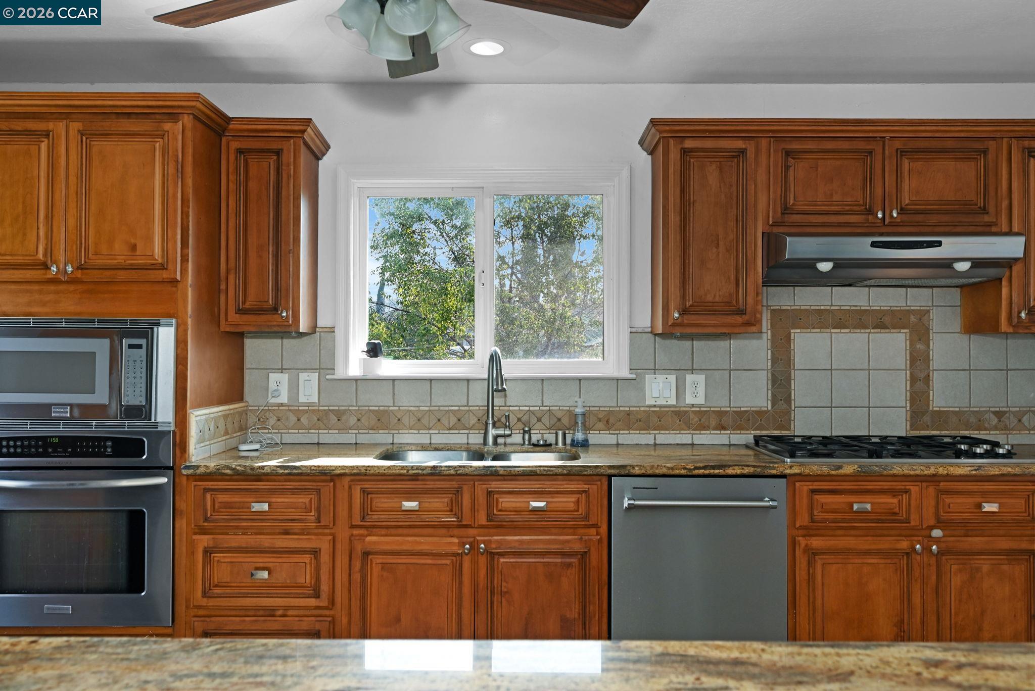 Detail Gallery Image 5 of 29 For 1921 Gilly Lane, Concord,  CA 94518 - 3 Beds | 2/1 Baths