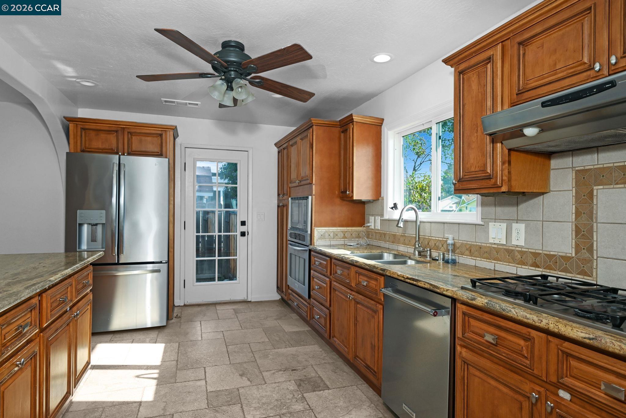 Detail Gallery Image 6 of 29 For 1921 Gilly Lane, Concord,  CA 94518 - 3 Beds | 2/1 Baths