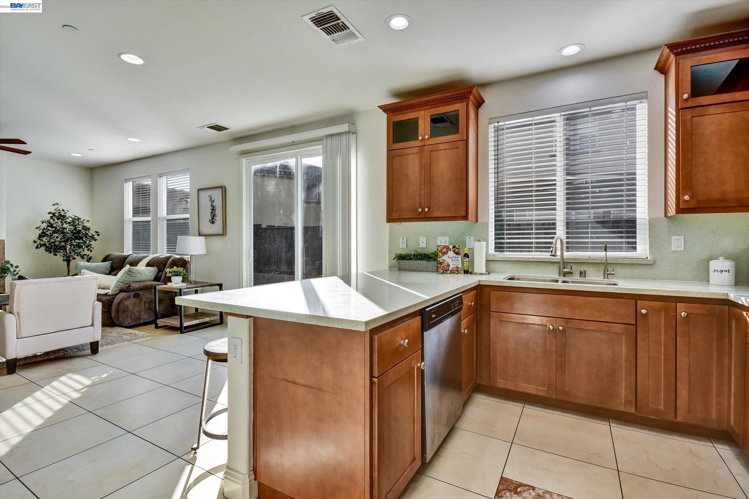 Detail Gallery Image 12 of 32 For 6111 Hyde Park Dr, Gilroy,  CA 95020 - 4 Beds | 2/1 Baths