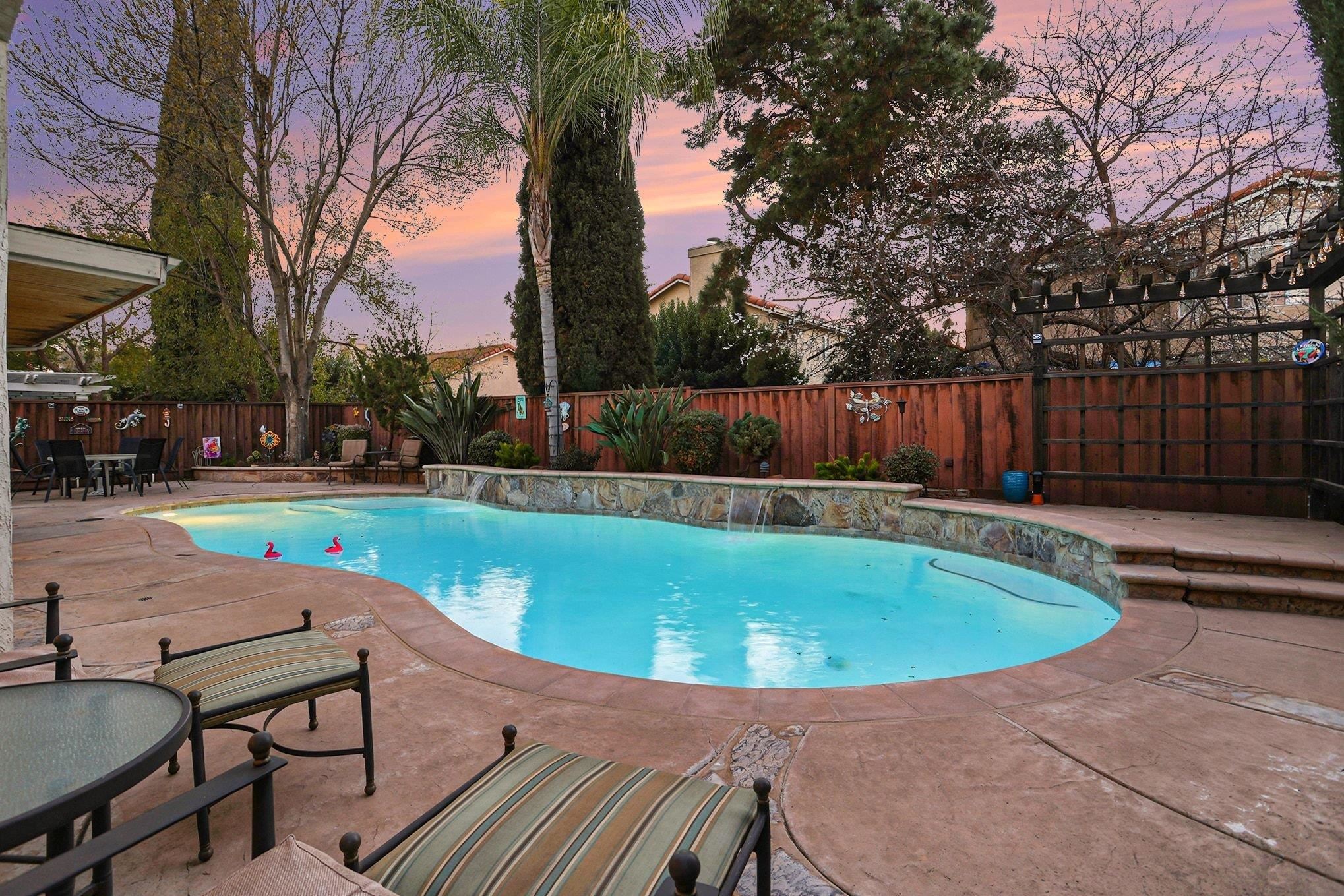 Detail Gallery Image 2 of 41 For 4824 Woodbridge Way, Antioch,  CA 94531 - 4 Beds | 3 Baths