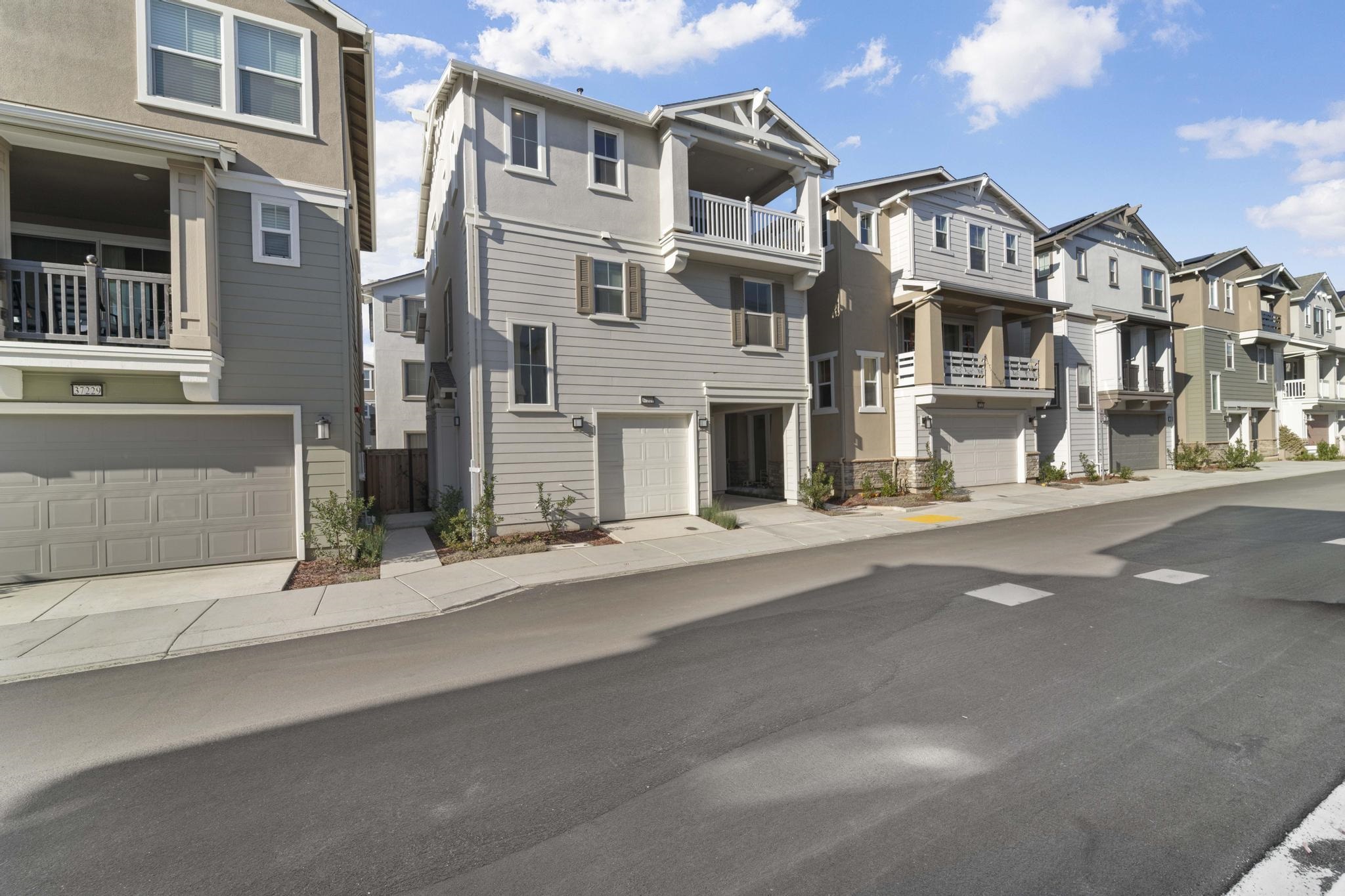 Detail Gallery Image 4 of 59 For 37221 Salt Pond Pl, Newark,  CA 94560 - 4 Beds | 4 Baths