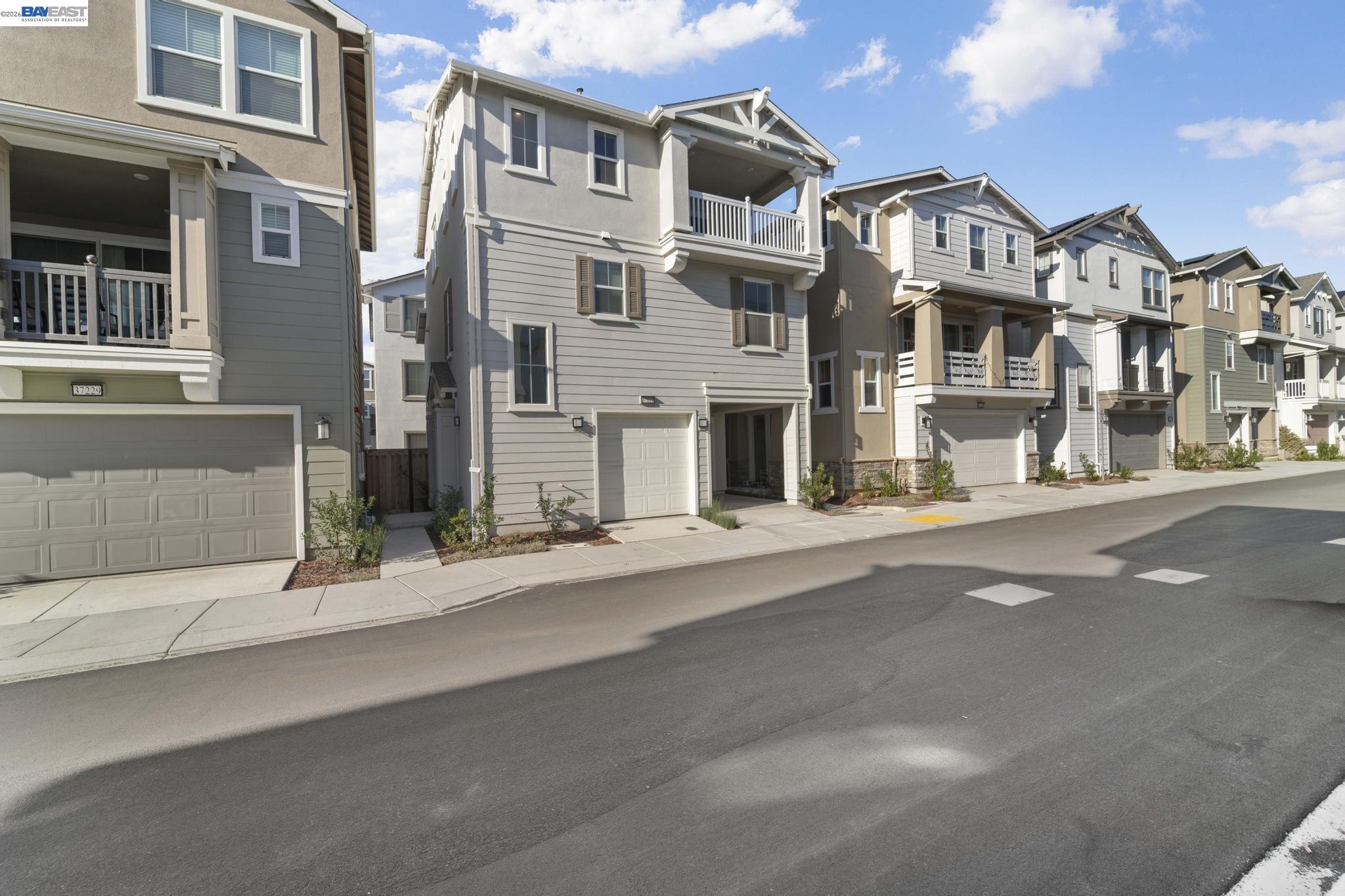 Detail Gallery Image 4 of 59 For 37221 Salt Pond Pl, Newark,  CA 94560 - 4 Beds | 4 Baths