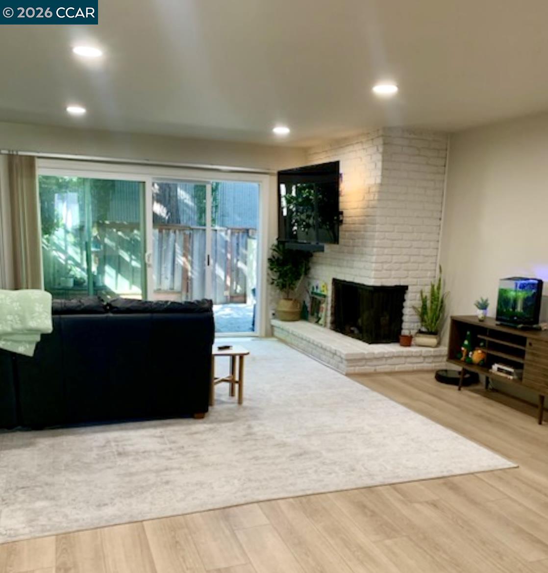 Photo #2: 41123263 Listing: Photo #2