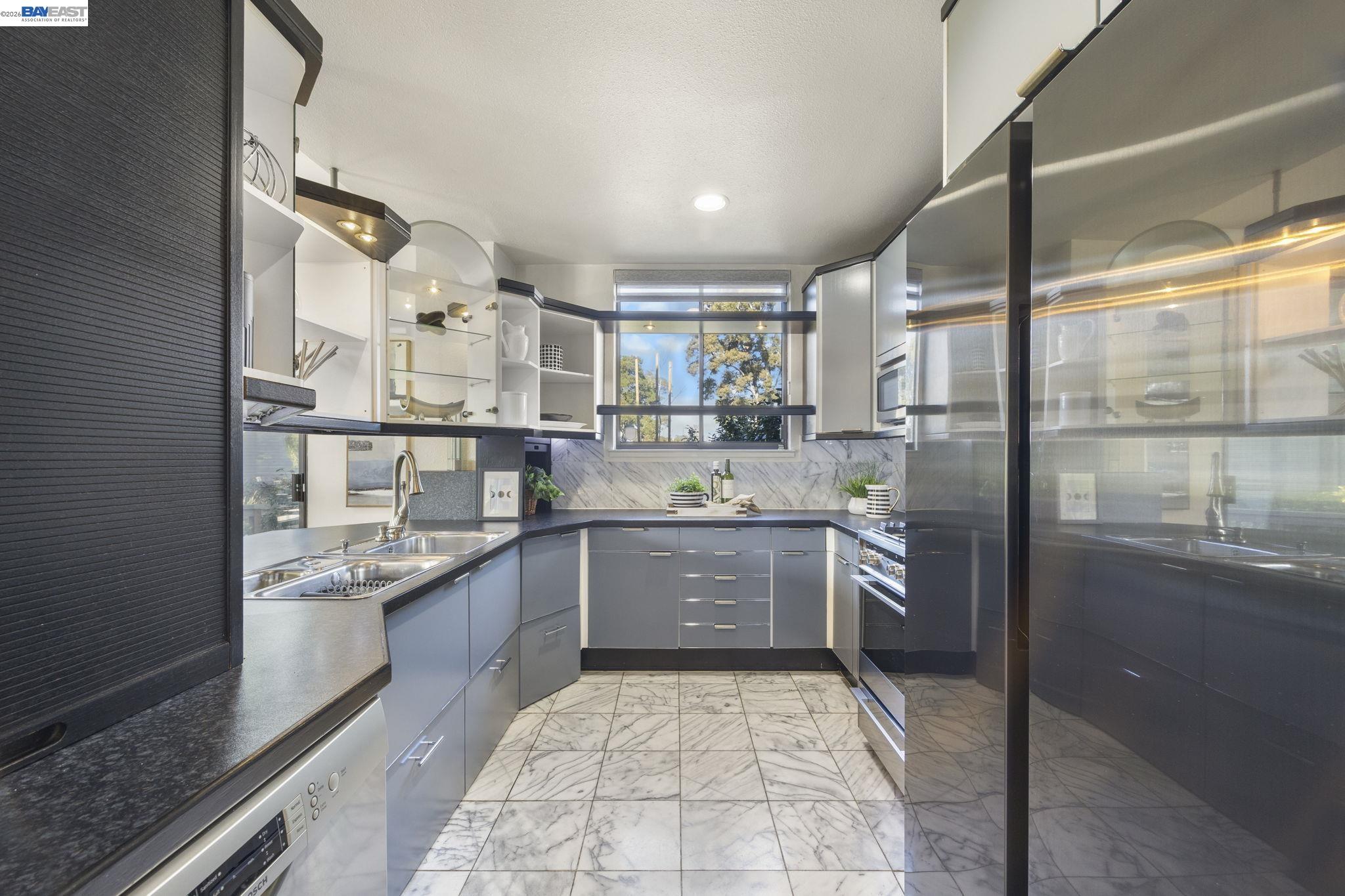 Detail Gallery Image 11 of 32 For 3009 Triumph Dr, Alameda,  CA 94501 - 2 Beds | 2 Baths