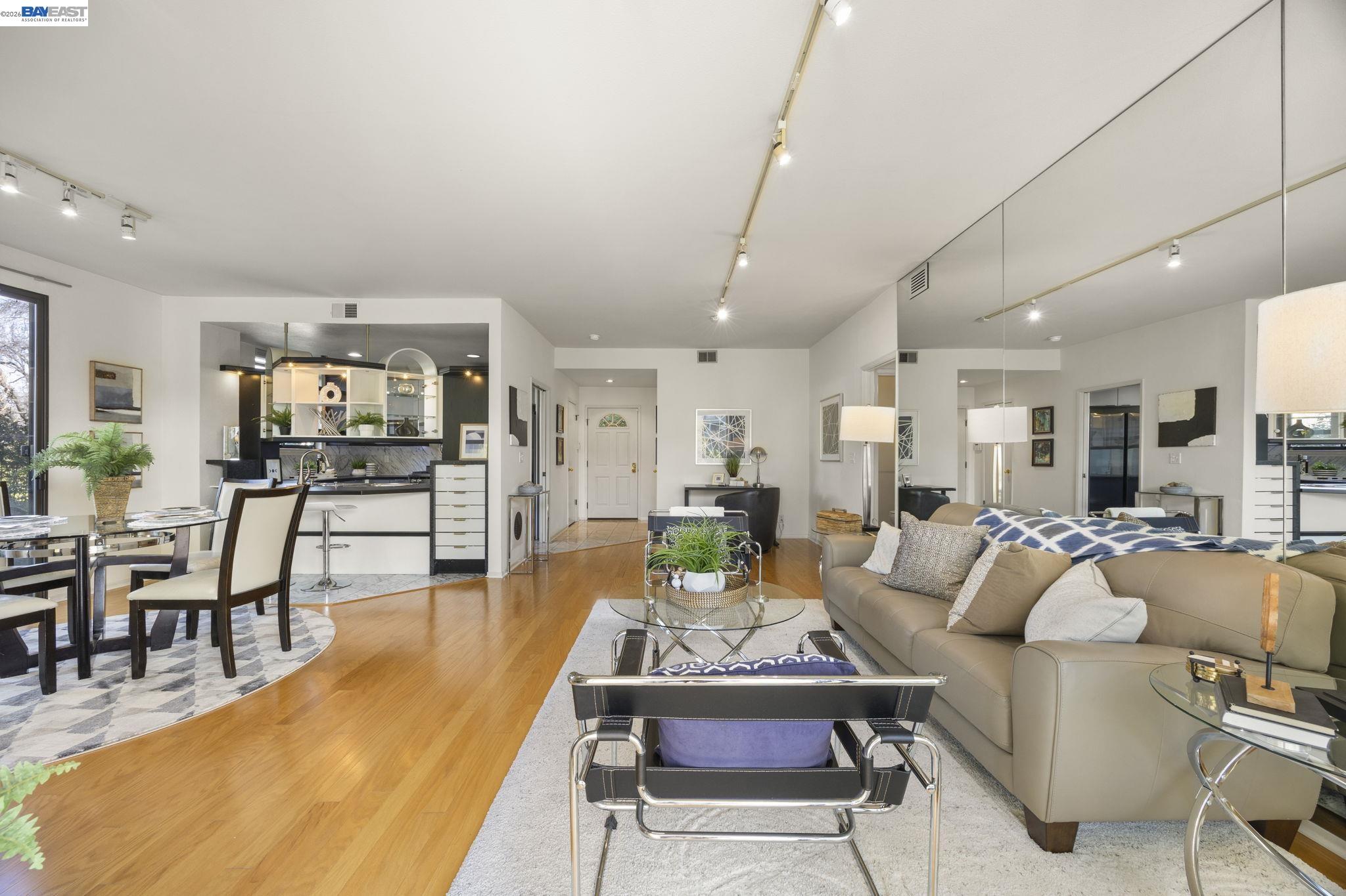 Detail Gallery Image 4 of 32 For 3009 Triumph Dr, Alameda,  CA 94501 - 2 Beds | 2 Baths