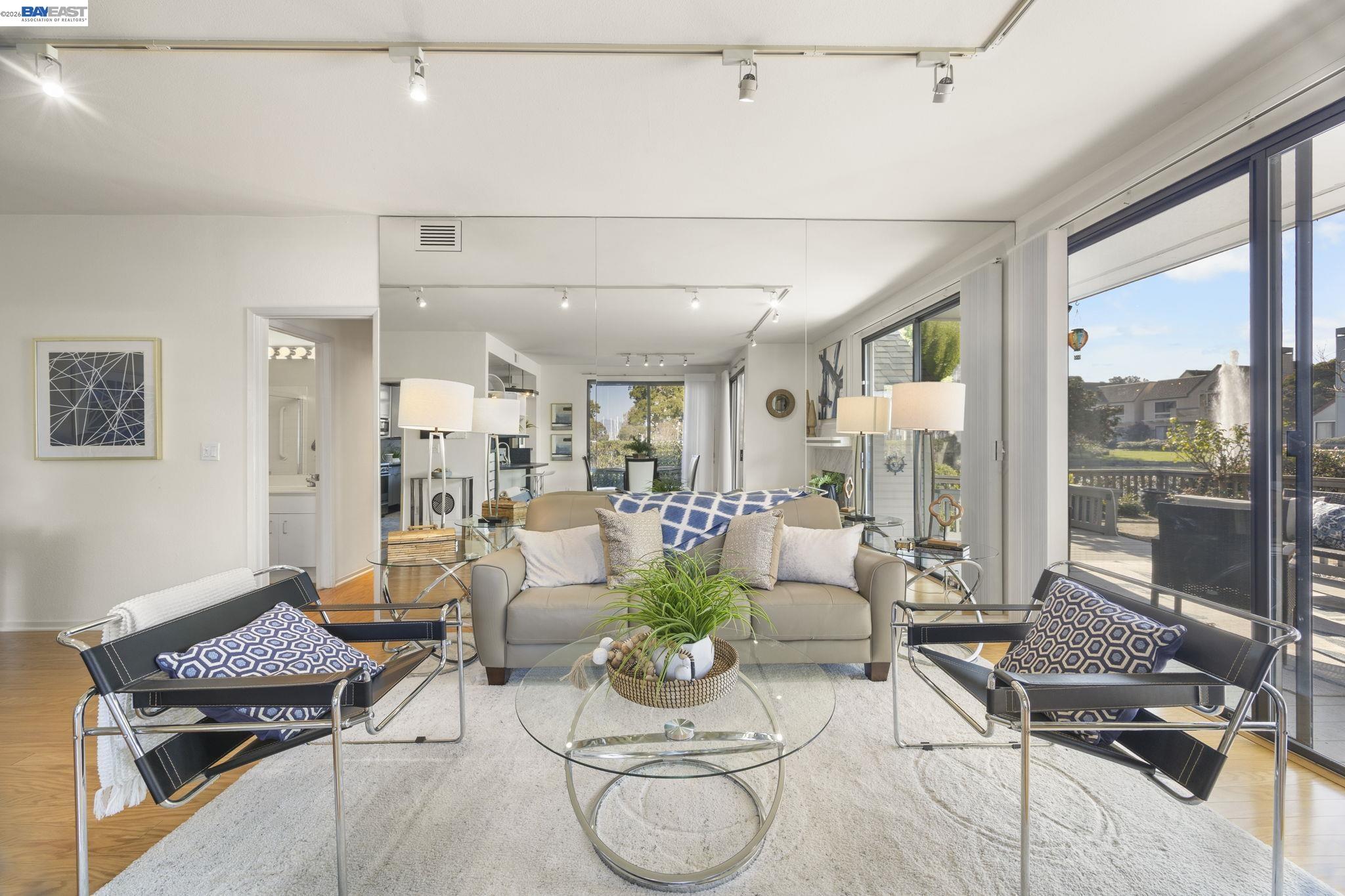 Detail Gallery Image 6 of 32 For 3009 Triumph Dr, Alameda,  CA 94501 - 2 Beds | 2 Baths