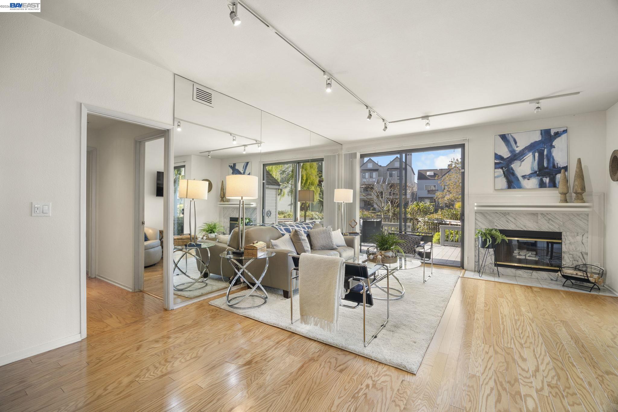 Detail Gallery Image 7 of 32 For 3009 Triumph Dr, Alameda,  CA 94501 - 2 Beds | 2 Baths