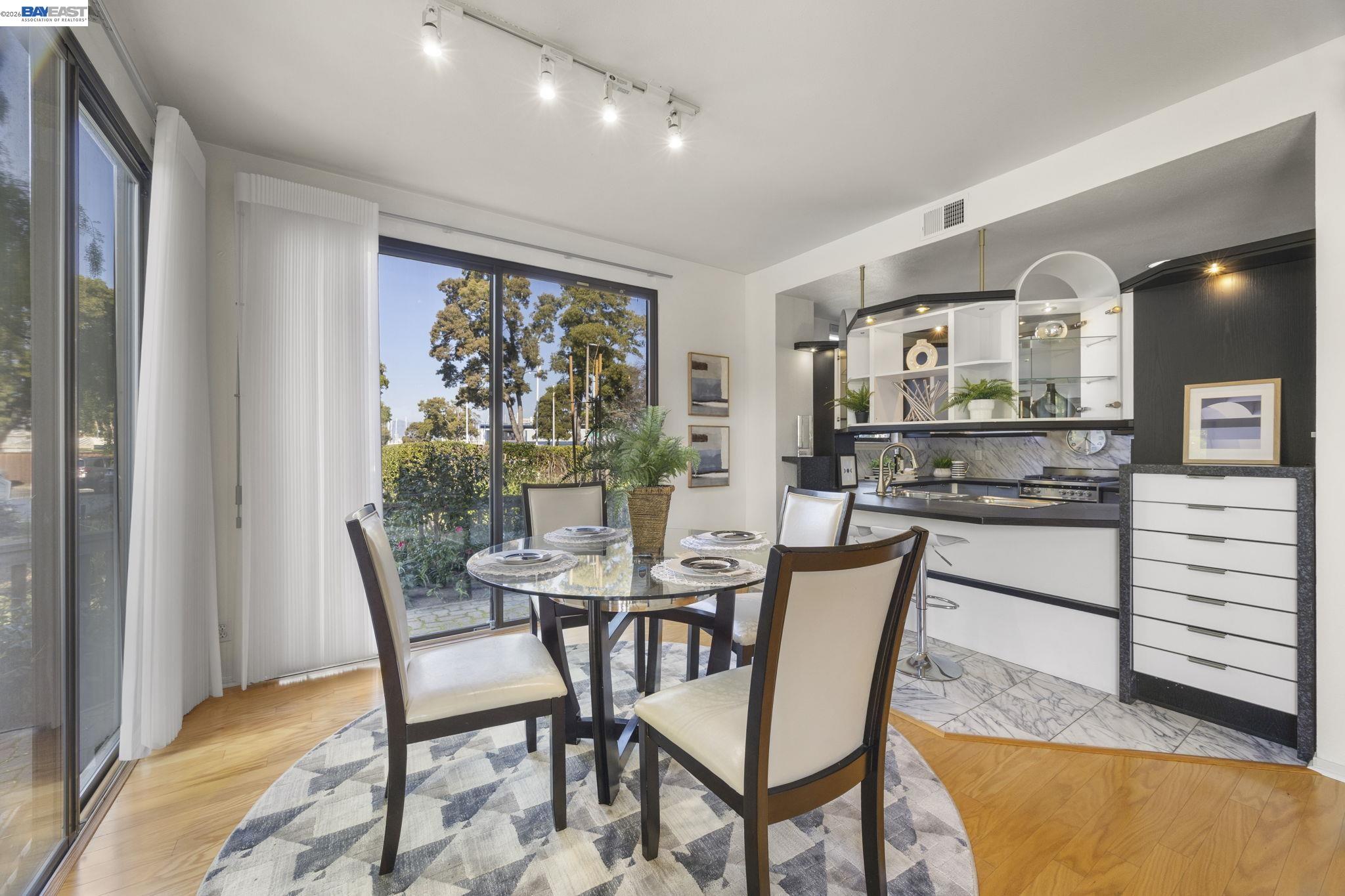 Detail Gallery Image 9 of 32 For 3009 Triumph Dr, Alameda,  CA 94501 - 2 Beds | 2 Baths