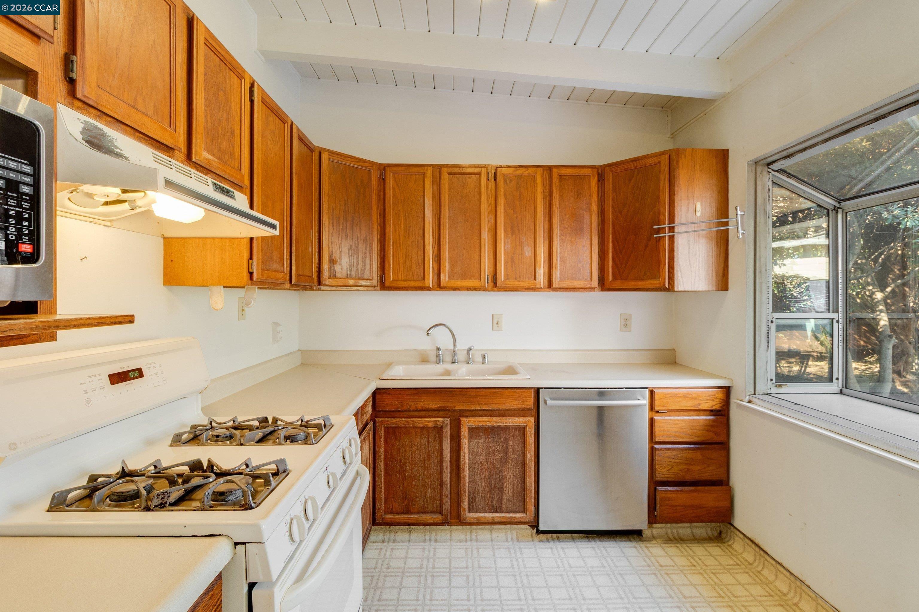 Detail Gallery Image 18 of 59 For 208 Los Gatos Ave, Vallejo,  CA 94589 - 3 Beds | 2 Baths