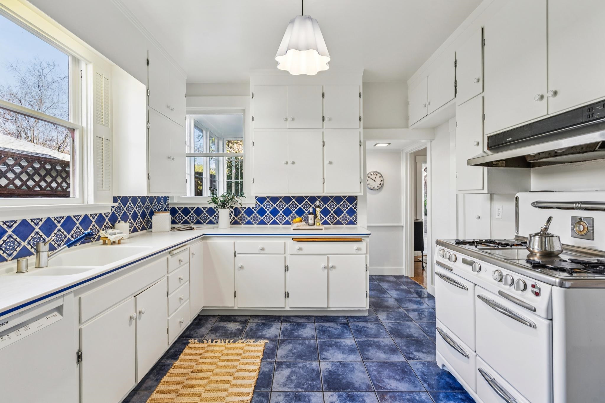 Detail Gallery Image 11 of 49 For 5460 Carlton St, Oakland,  CA 94618 - 3 Beds | 2/1 Baths