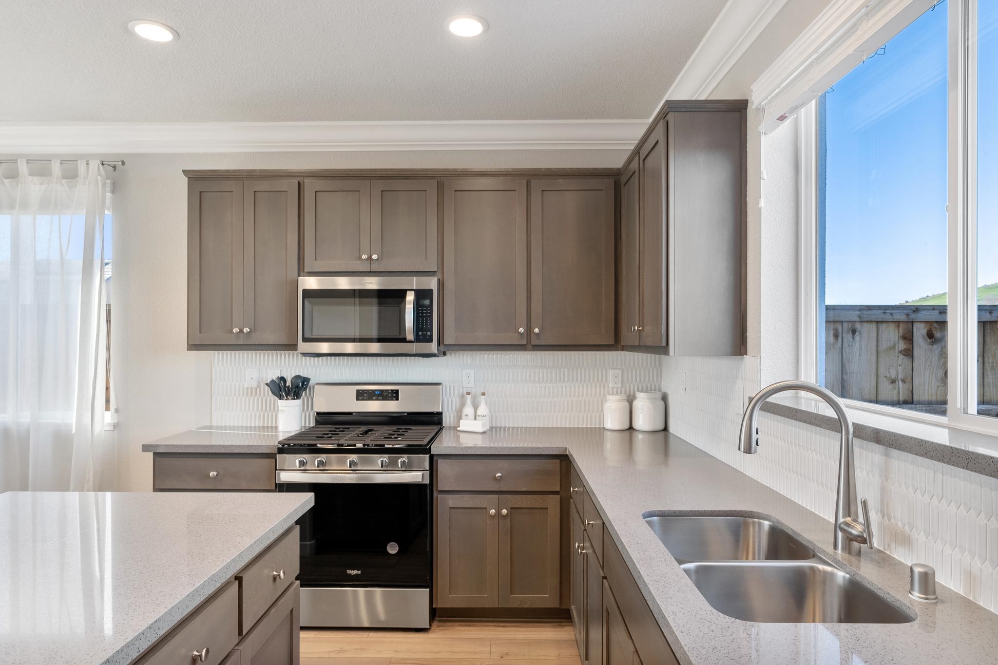 Detail Gallery Image 10 of 20 For 1492 Monument Ln, Fairfield,  CA 94533 - 3 Beds | 2/1 Baths