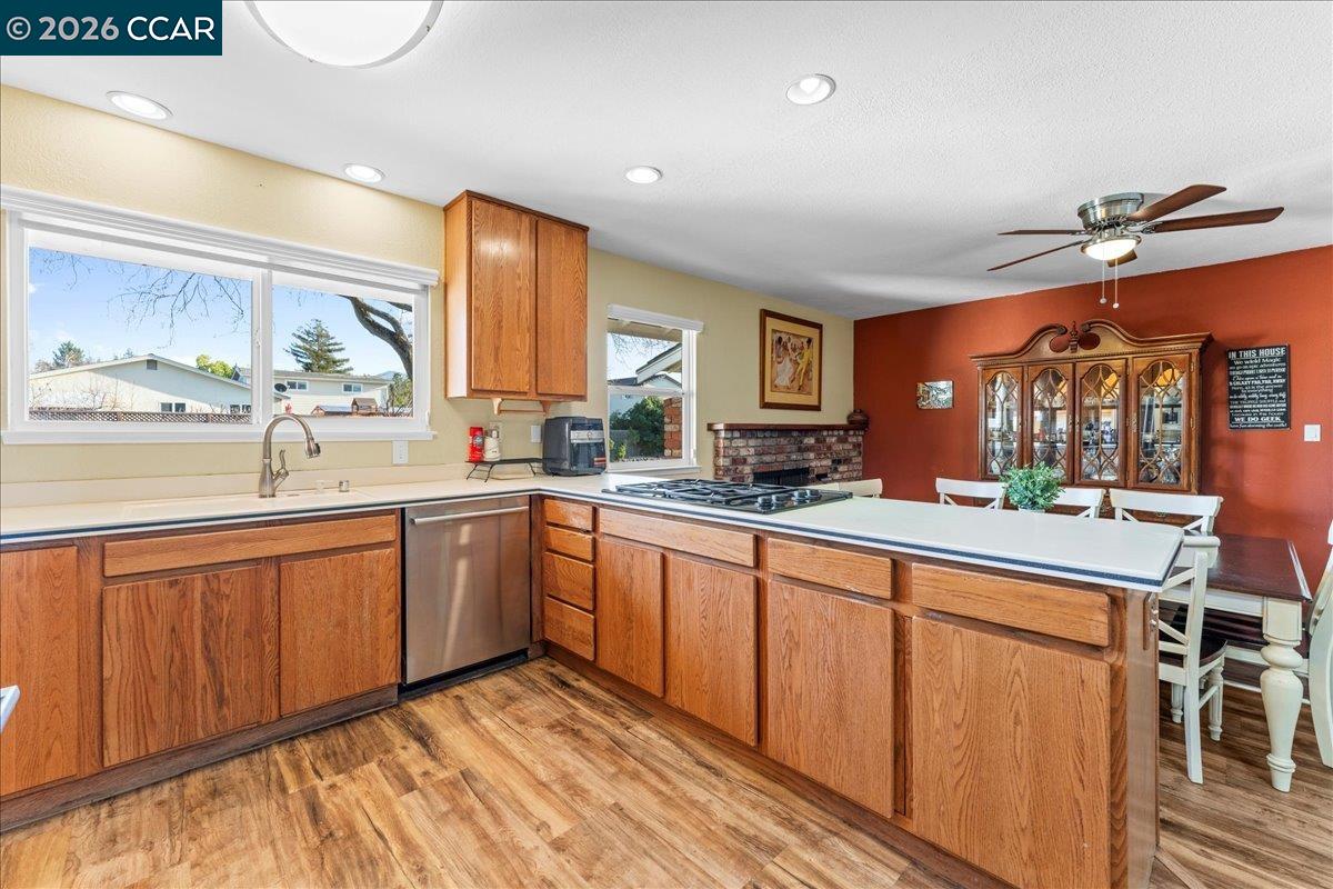 Detail Gallery Image 12 of 53 For 1775 Leewood Way, Concord,  CA 94521 - 4 Beds | 2 Baths