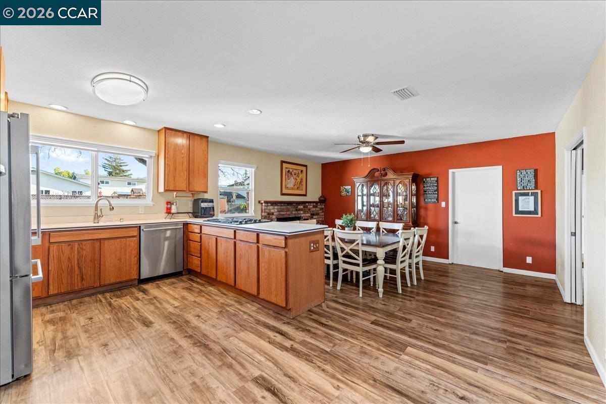 Detail Gallery Image 10 of 53 For 1775 Leewood Way, Concord,  CA 94521 - 4 Beds | 2 Baths