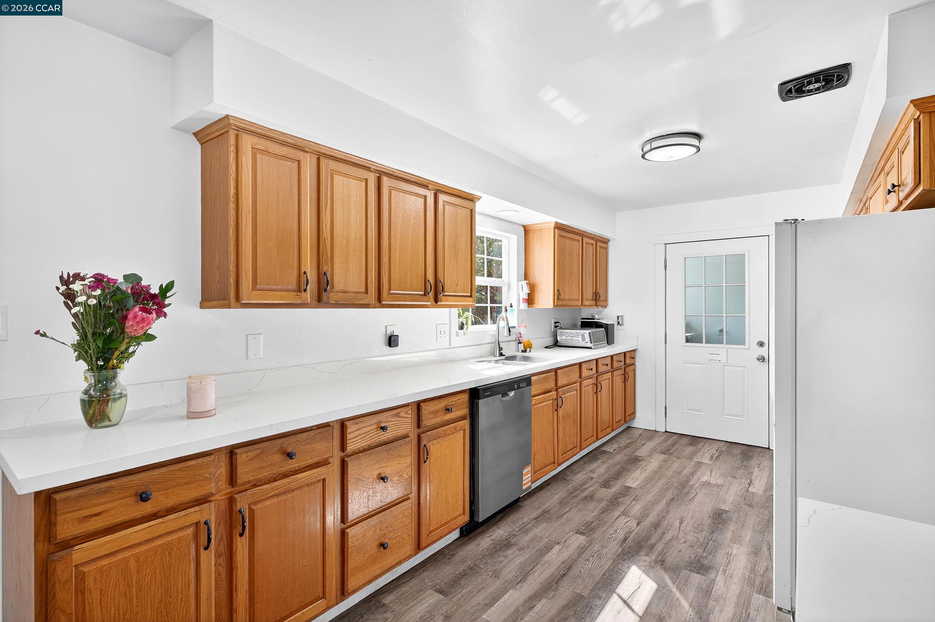 Detail Gallery Image 11 of 60 For 2312 Granada Ct, Pinole,  CA 94564-1813 - 5 Beds | 2 Baths
