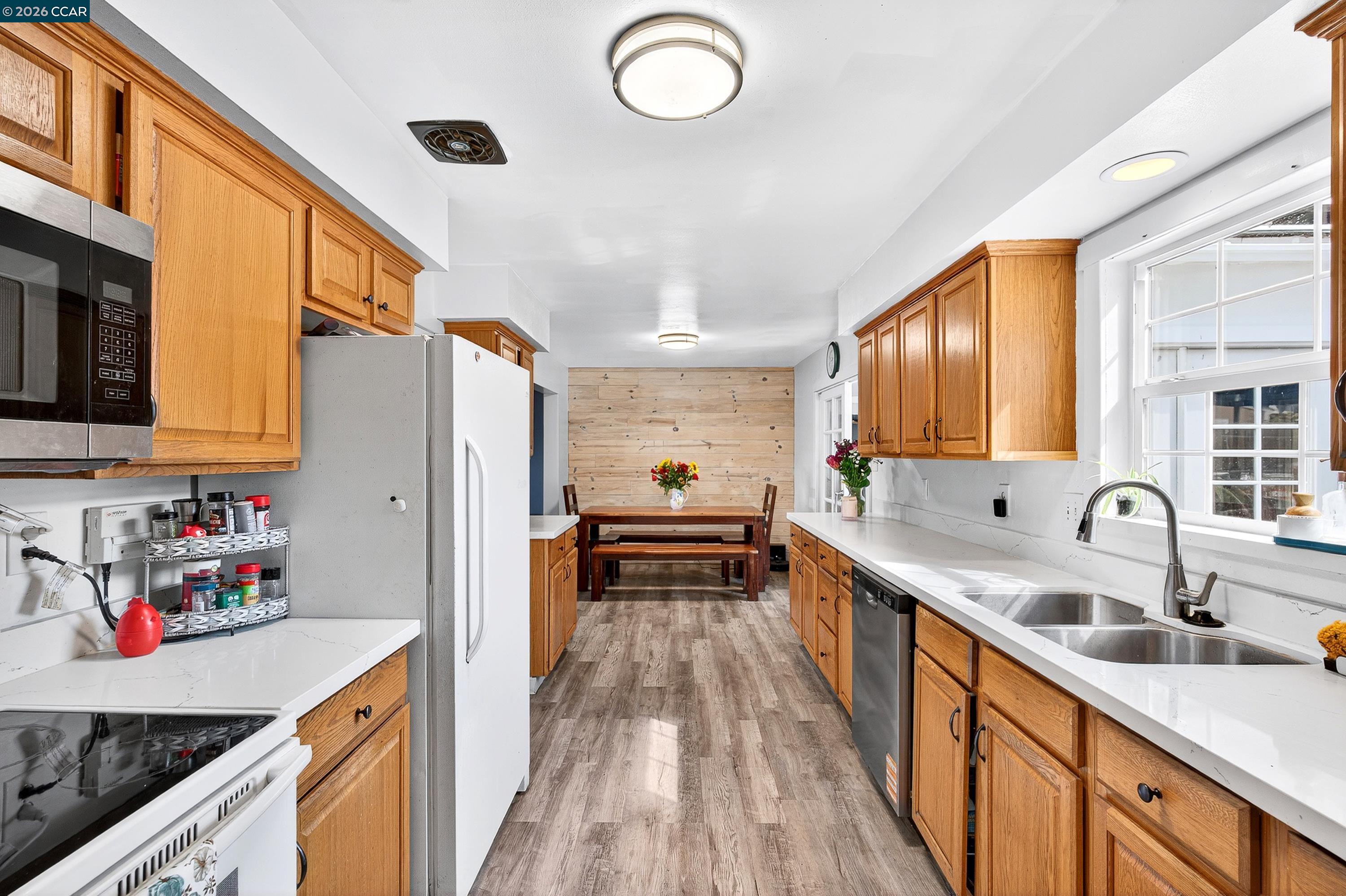 Detail Gallery Image 14 of 60 For 2312 Granada Ct, Pinole,  CA 94564-1813 - 5 Beds | 2 Baths