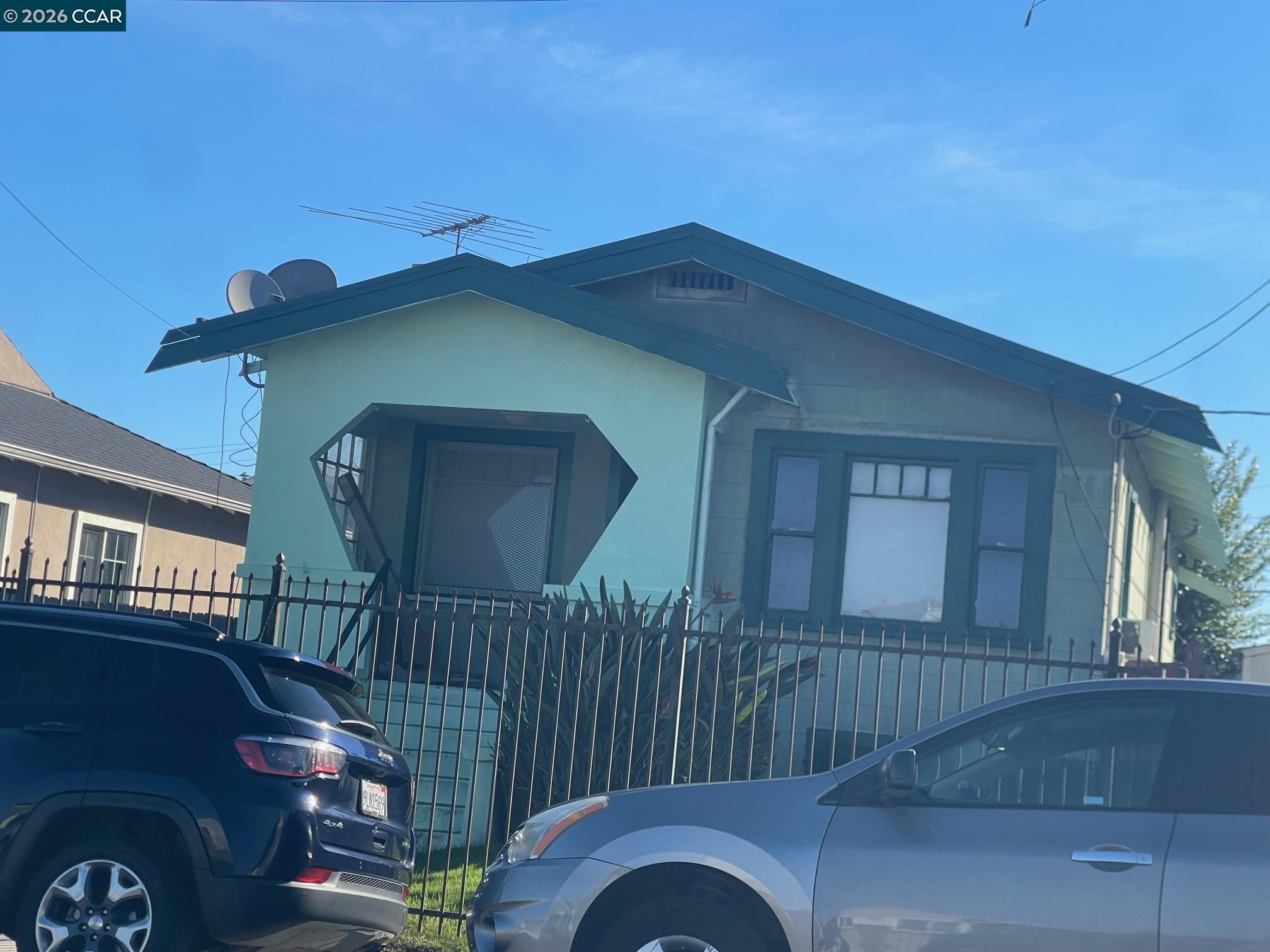 Detail Gallery Image 3 of 12 For 1332 103rd Ave, Oakland,  CA 94603 - 2 Beds | 1 Baths