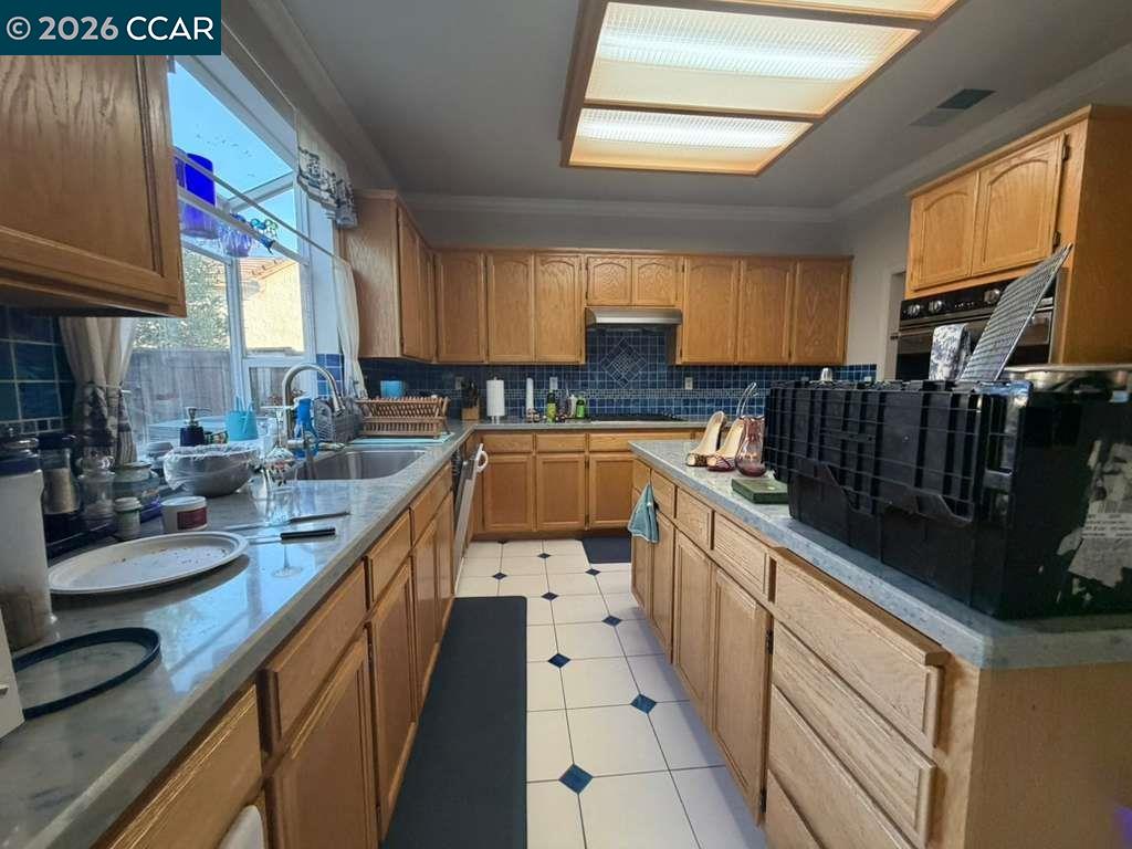 Detail Gallery Image 12 of 22 For 4 Deer Hill Ct, Pittsburg,  CA 94565 - 4 Beds | 3 Baths