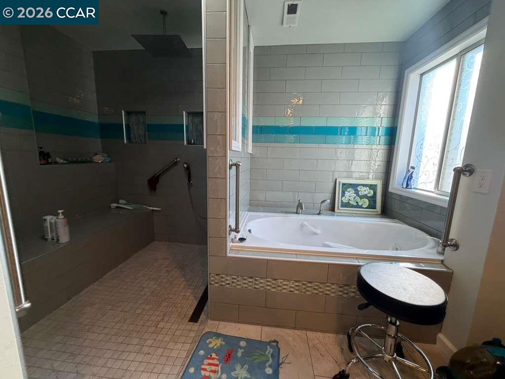 Detail Gallery Image 7 of 22 For 4 Deer Hill Ct, Pittsburg,  CA 94565 - 4 Beds | 3 Baths