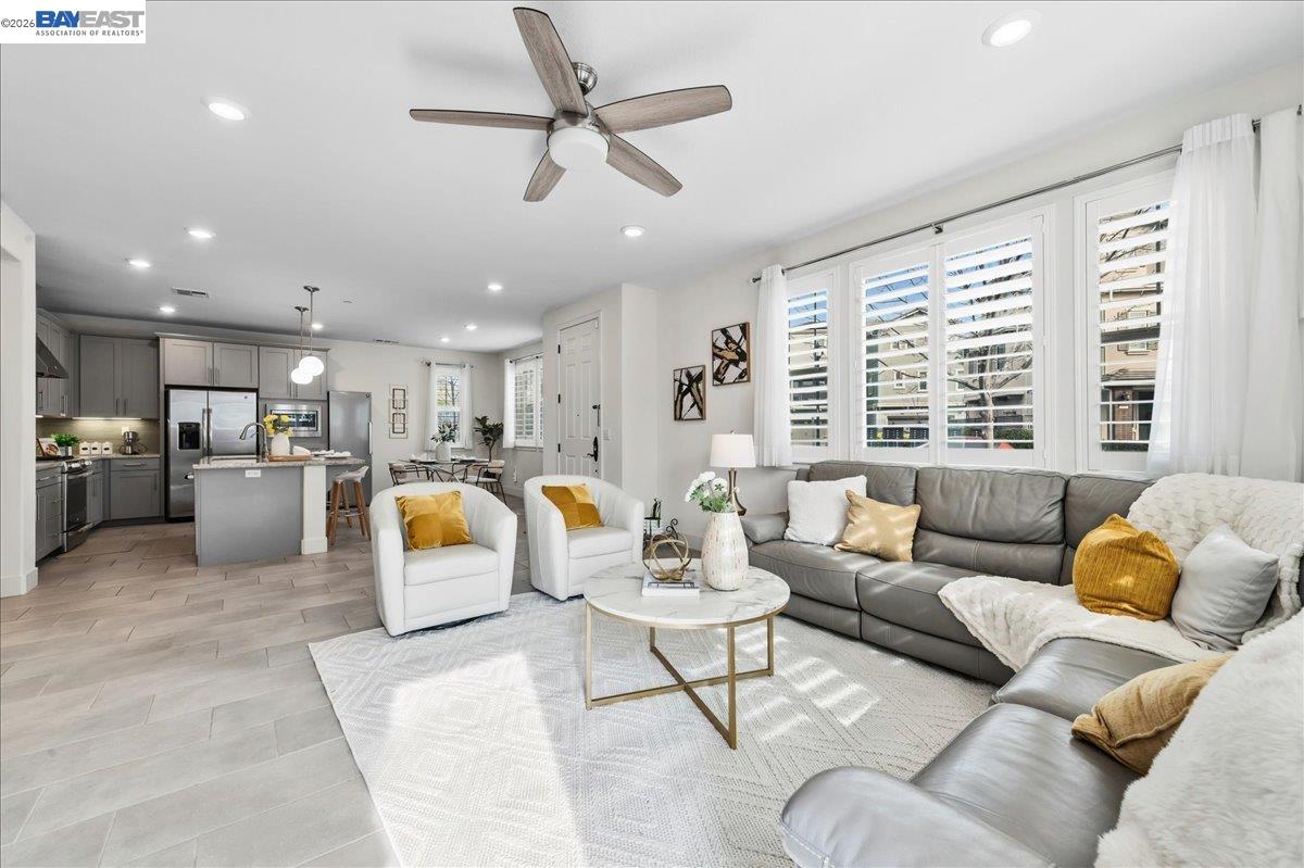 Detail Gallery Image 4 of 53 For 4052 Knightstown St, Dublin,  CA 94568 - 5 Beds | 4 Baths