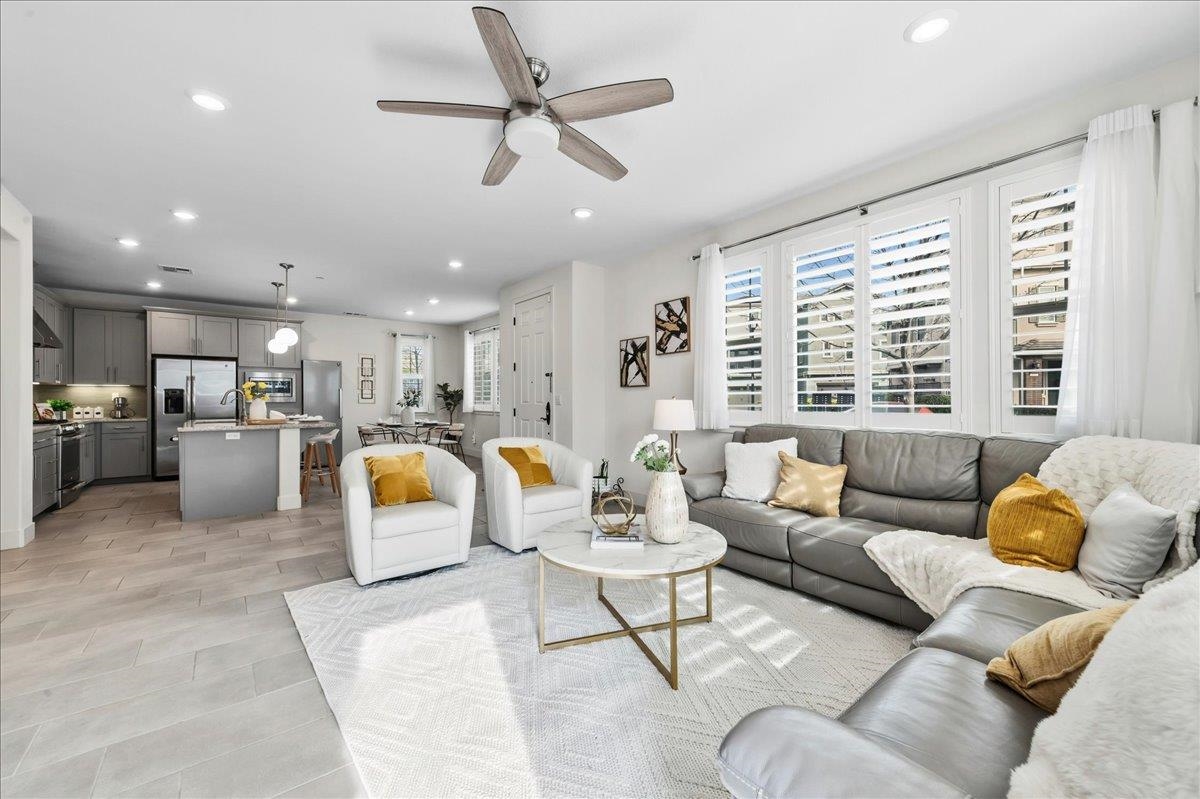 Detail Gallery Image 4 of 53 For 4052 Knightstown St, Dublin,  CA 94568 - 5 Beds | 4 Baths