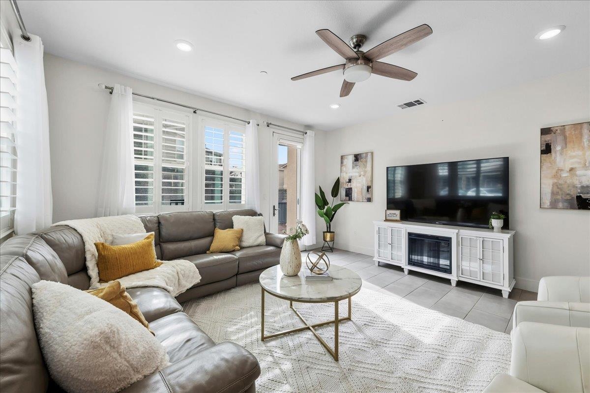 Detail Gallery Image 5 of 53 For 4052 Knightstown St, Dublin,  CA 94568 - 5 Beds | 4 Baths