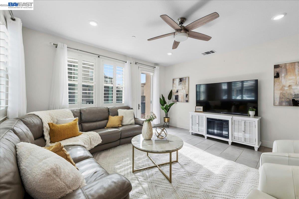 Detail Gallery Image 5 of 53 For 4052 Knightstown St, Dublin,  CA 94568 - 5 Beds | 4 Baths