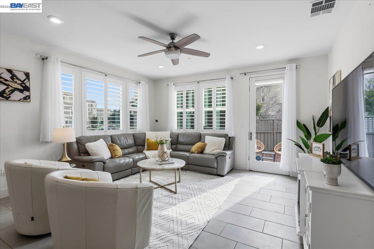 Detail Gallery Image 6 of 53 For 4052 Knightstown St, Dublin,  CA 94568 - 5 Beds | 4 Baths