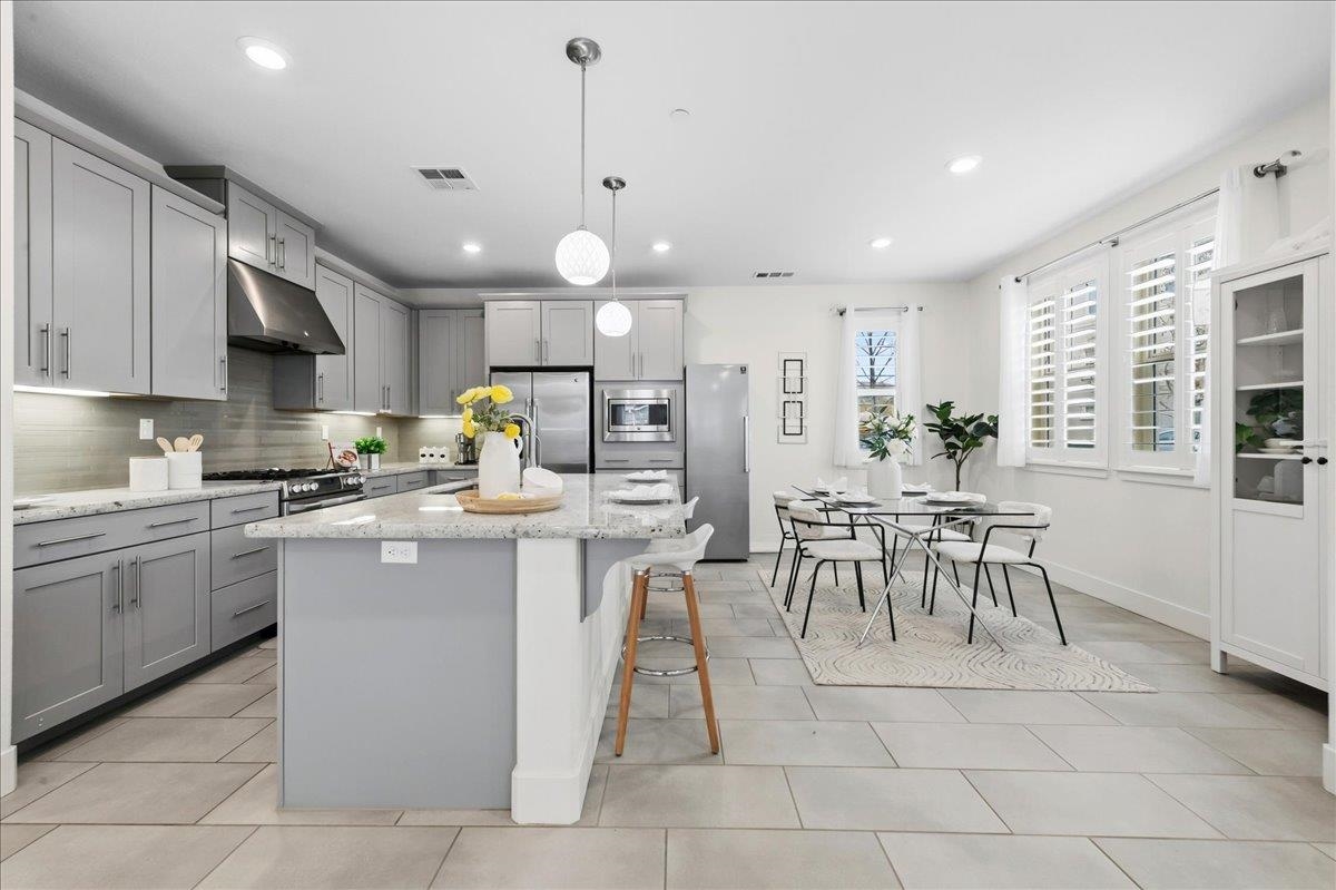 Detail Gallery Image 9 of 53 For 4052 Knightstown St, Dublin,  CA 94568 - 5 Beds | 4 Baths